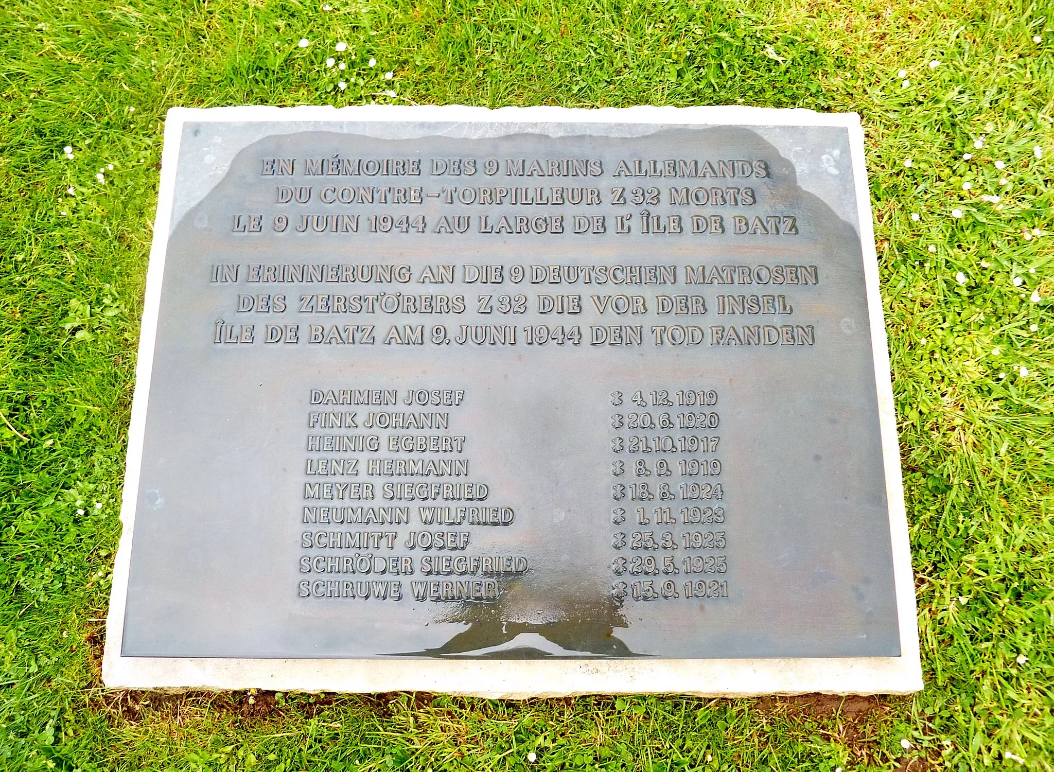 Photo showing: Le cimetière allemand de Ploudaniel-Lesneven ; plaque commémorative à la mémoire de 9 marins allemands noyés lors du naufrage du contre-torpilleur Z 32 le 9 juin 1944 au large de l'Île de Batz.