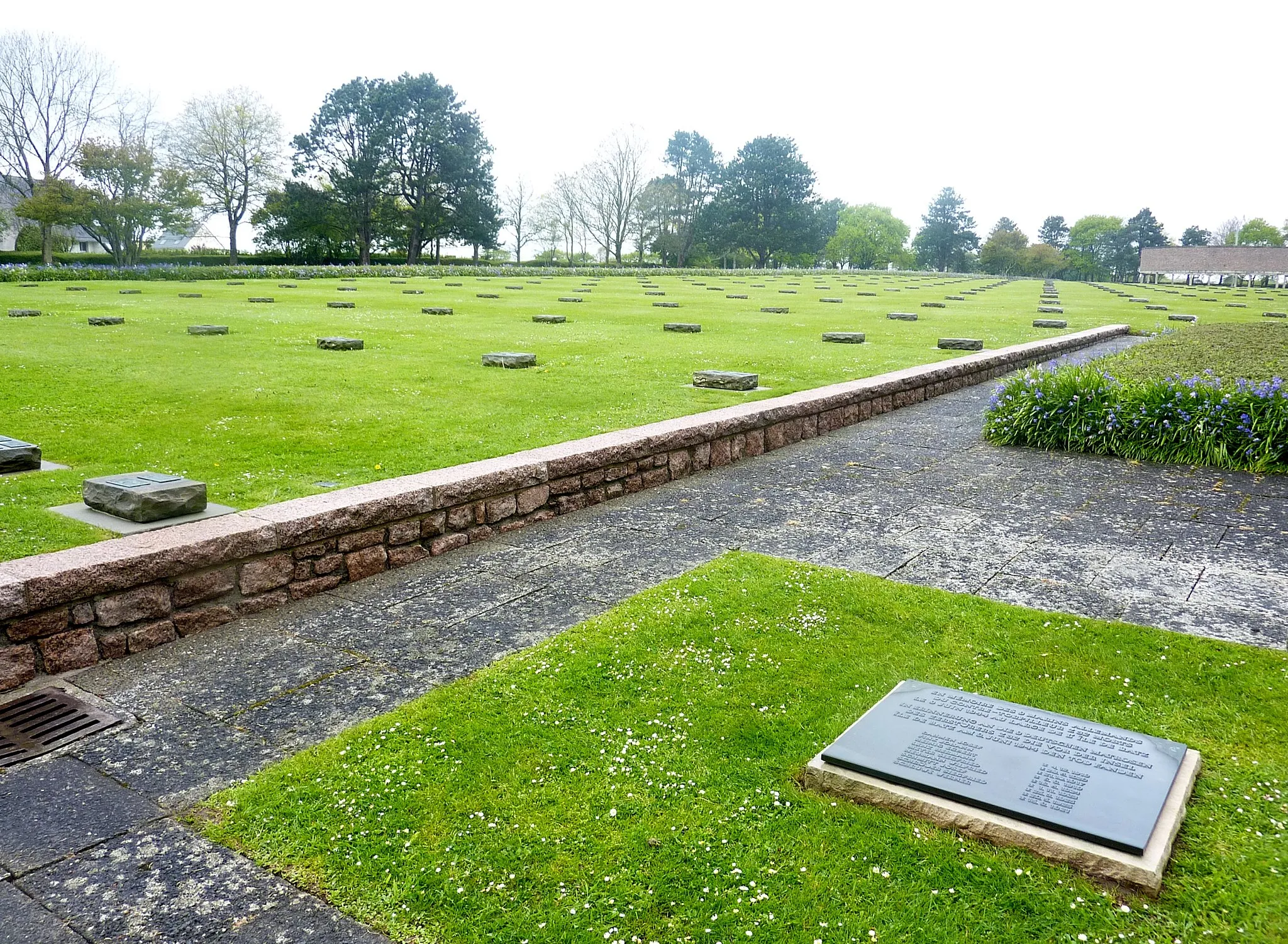Photo showing: Le cimetière allemand de Ploudaniel -Lesneven