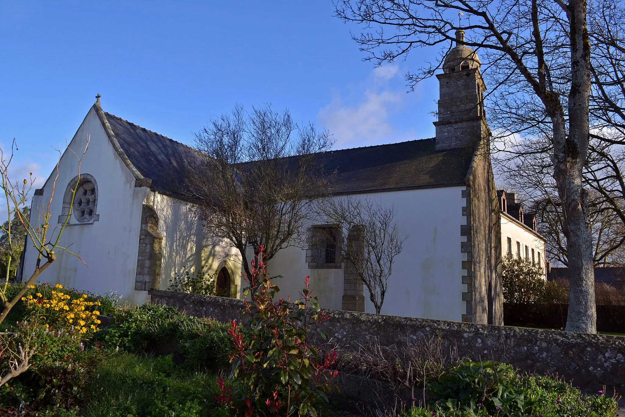 Photo showing: La chapelle Notre-Dame de Kerellon (XVIIe siècle) à Plouénan (Finistère, Bretagne). En 1897, elle est remaniée d'après les plans de l'architecte Le Guerrannic.