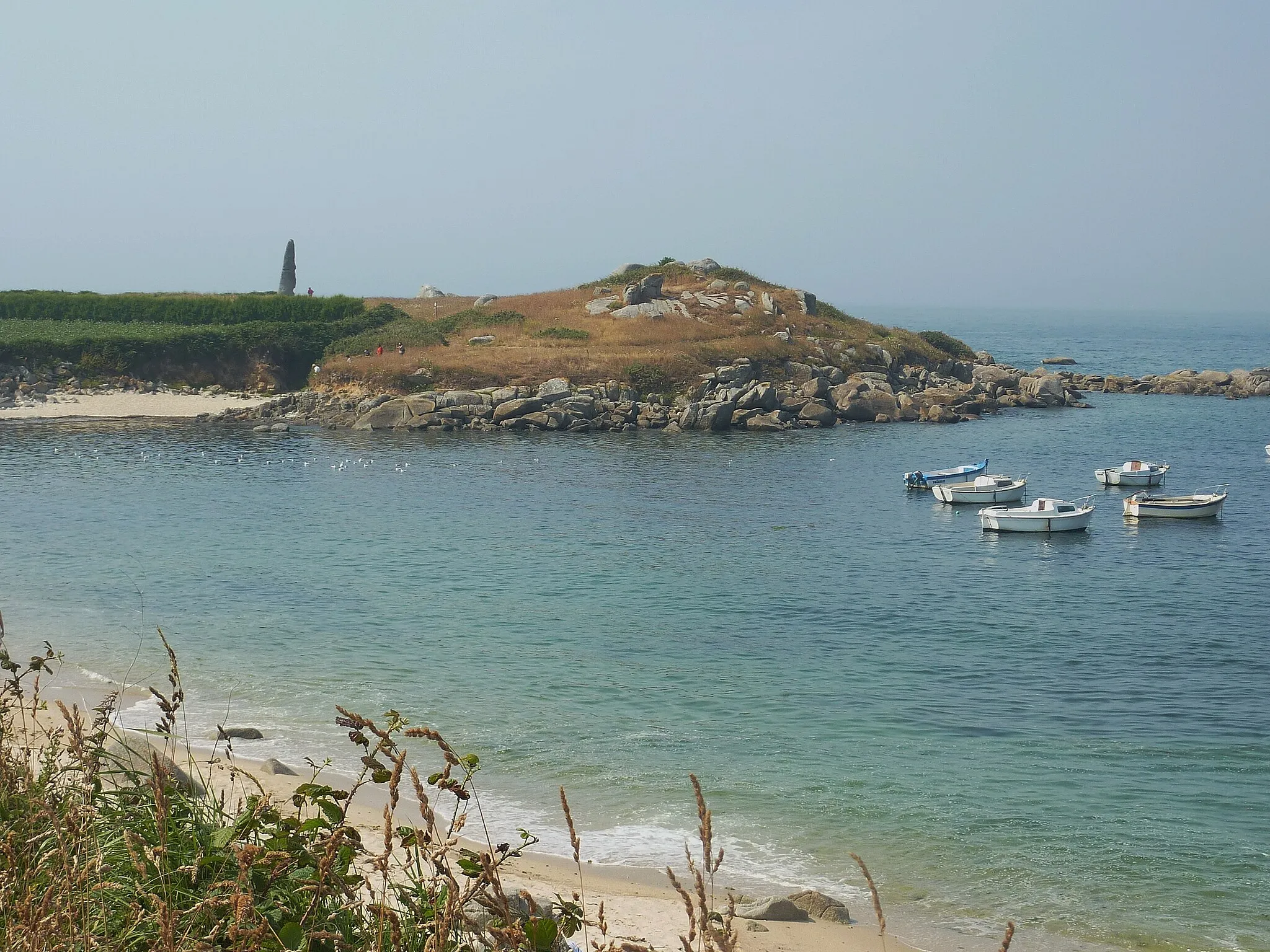 Photo showing: Plouescat : la pointe de Porznéjen et le menhir de Cam Louis.