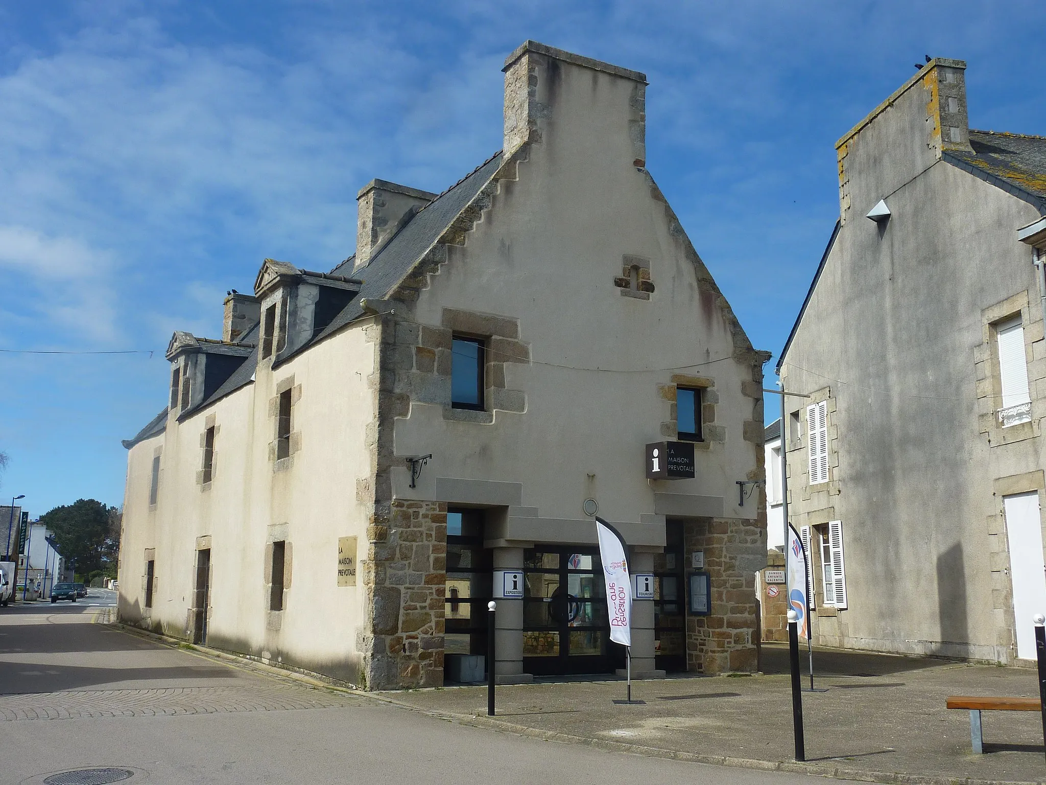 Photo showing: Plougasnou : la maison prévôtale (elle date du XVIIe siècle) ; elle abrite désormais l'Office du tourisme)
