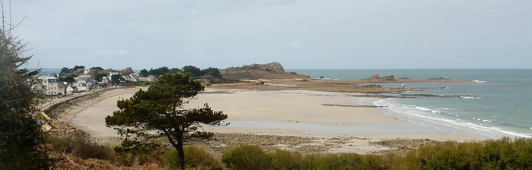 Photo showing: Plougasnou : la plage de Primel-Trégastel vue depuis le chemin menant à la Pointe de Roc'h Louët