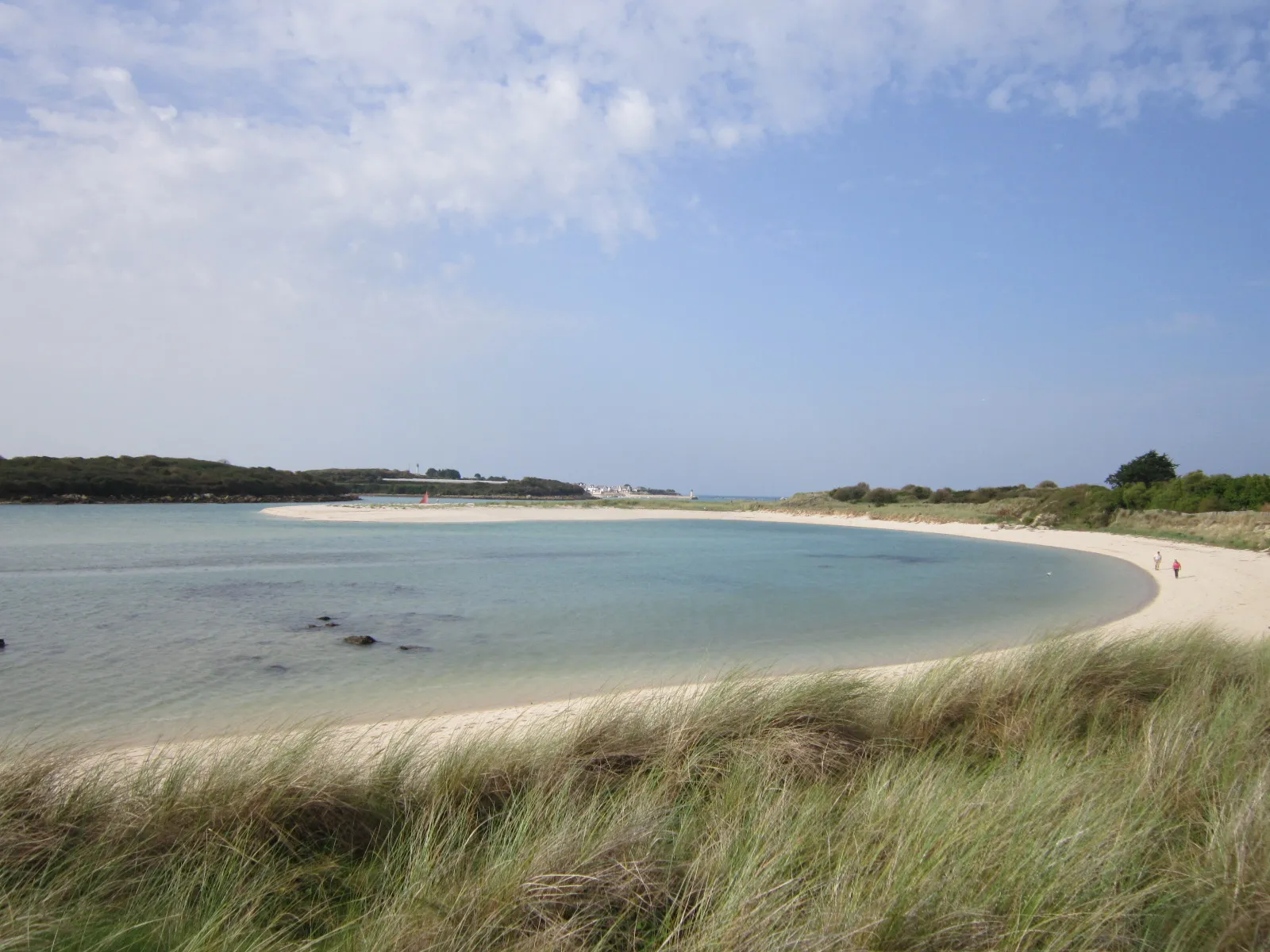 Photo showing: La plage du Guillec (rive droite de l'estuaire du Guillec), vue depuis l'amont ; à l'arrière-plan le port de Moguériec en Sibiril