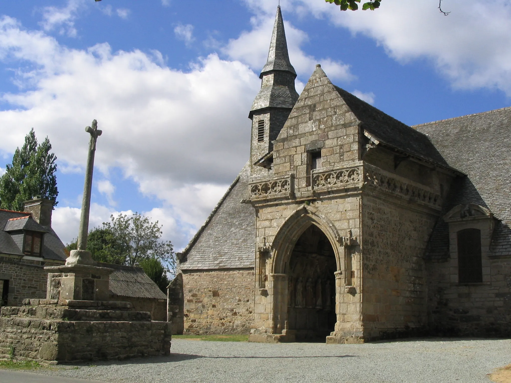 Photo showing: L'église, le clocher, le calvaire, le porche abritant le conseil de fabrique