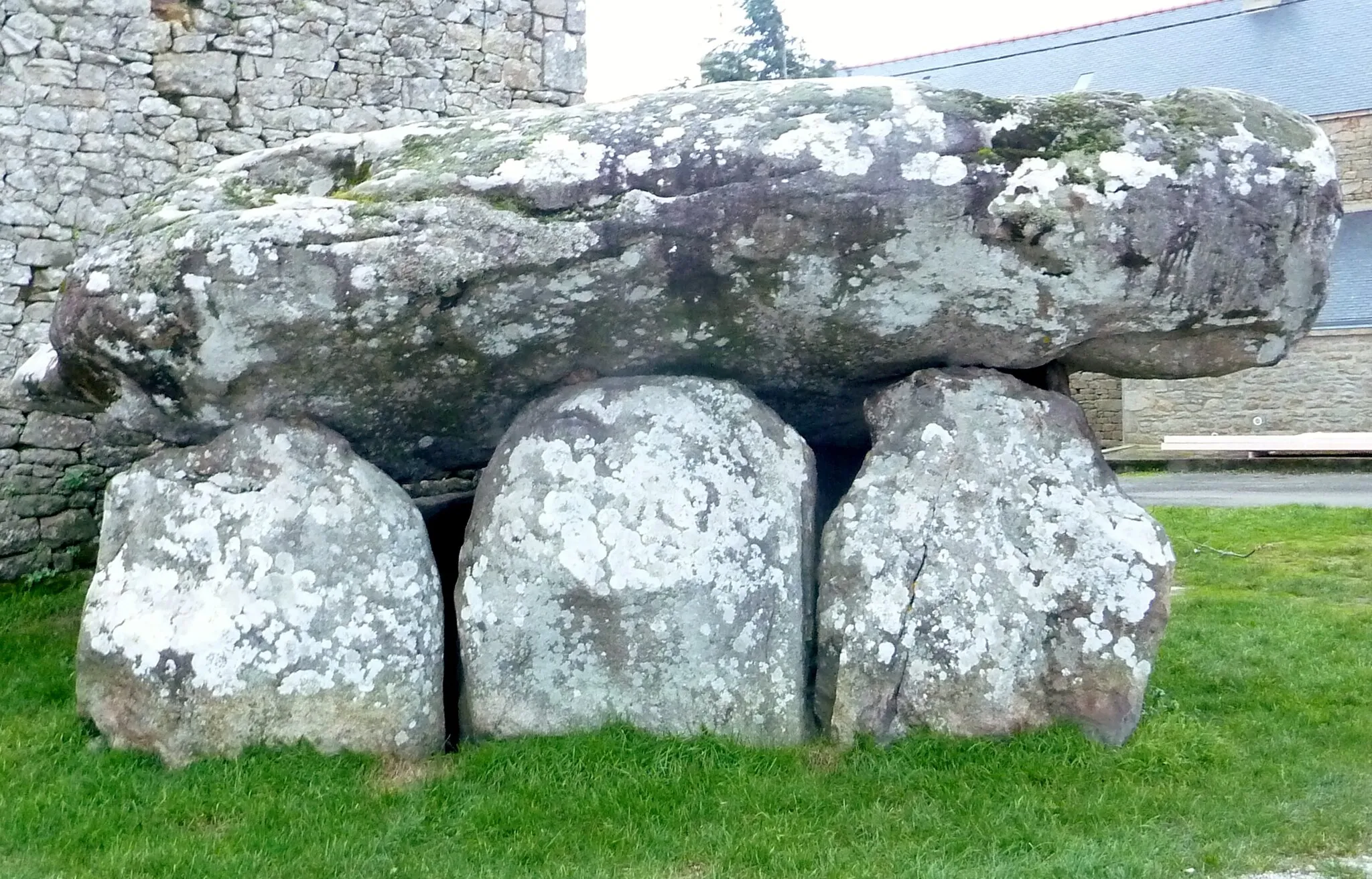 Photo showing: Plouharnel : le dolmen de Crucuno, vue extérieure.