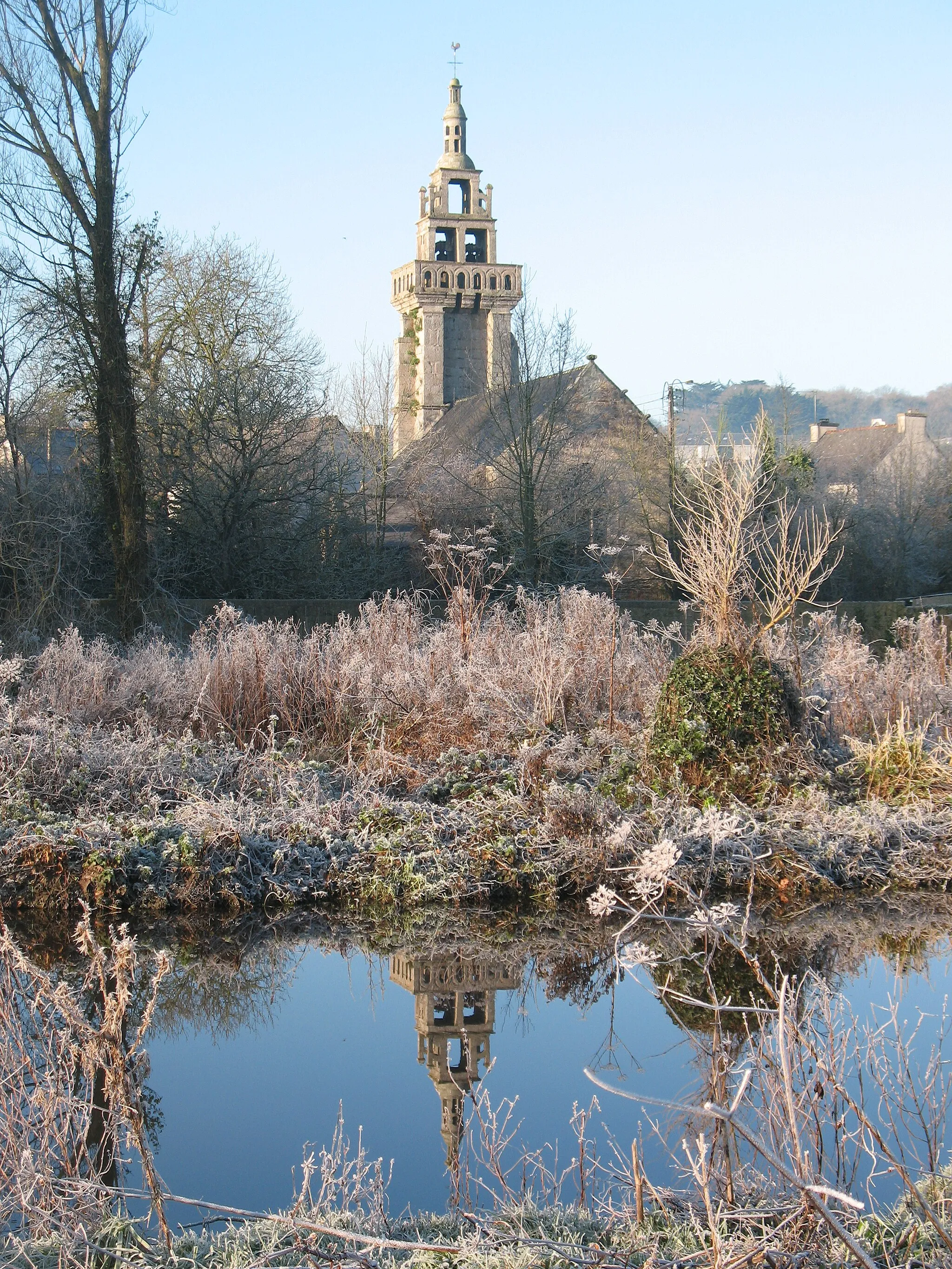 Photo showing: Plouider - Pont-du-Châtel - Chapelle St Fiacre - Effet Miroir sur rivière "La Flèche"