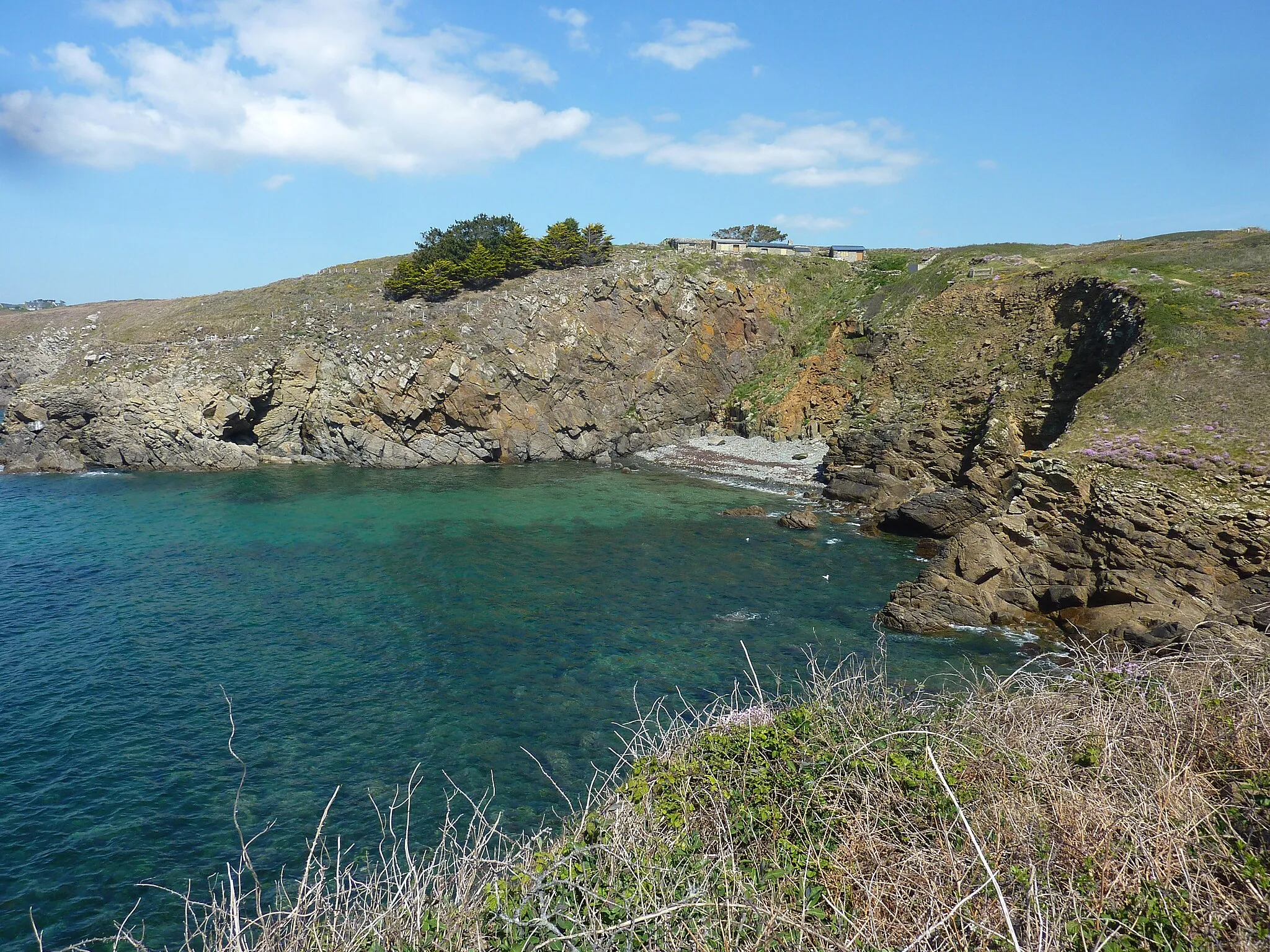 Photo showing: Ploumoguer : l'anse de Brenterc'h et les falaises avoisinantes.