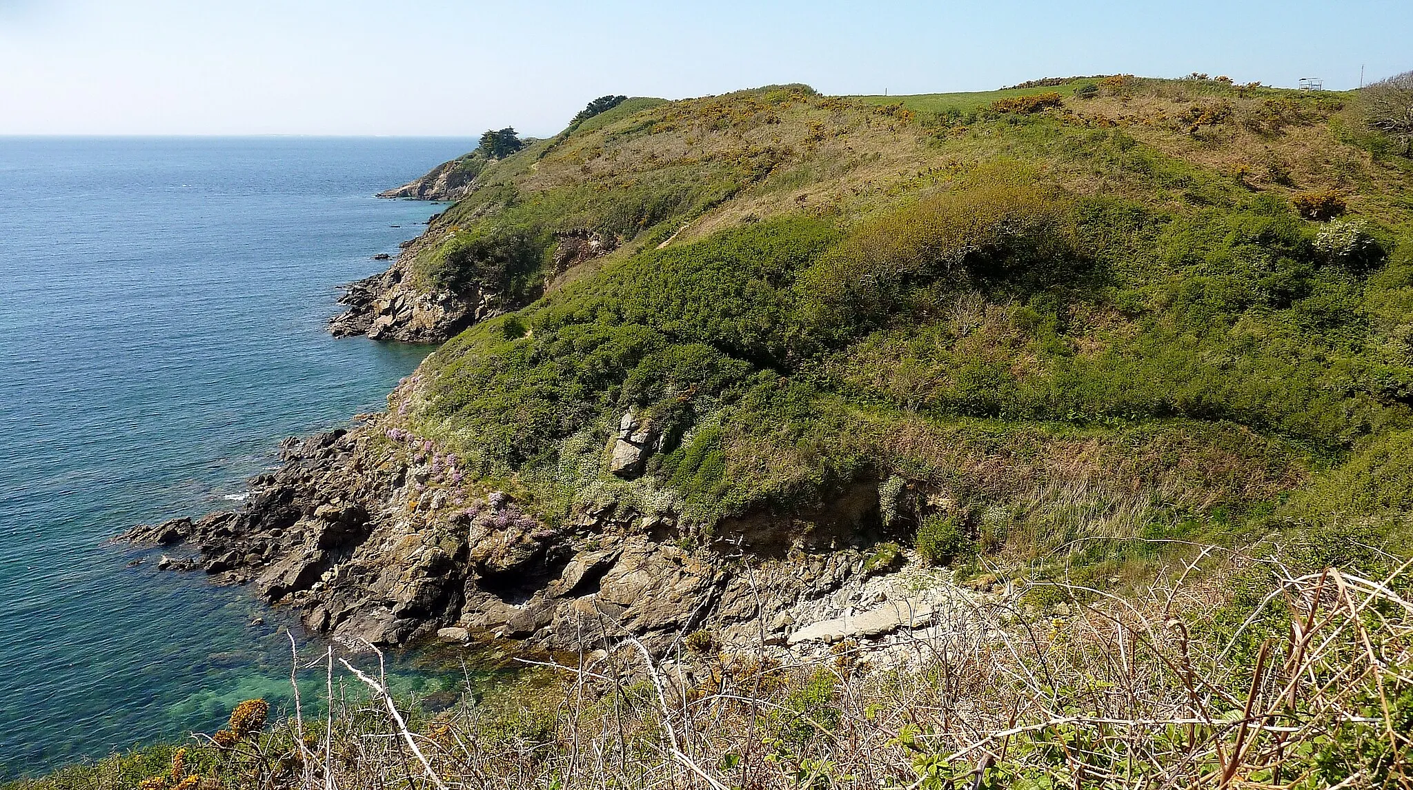 Photo showing: Ploumoguer : le GR 34 et les falaises entre la plage d'Illien et la pointe de Brenterc'h.