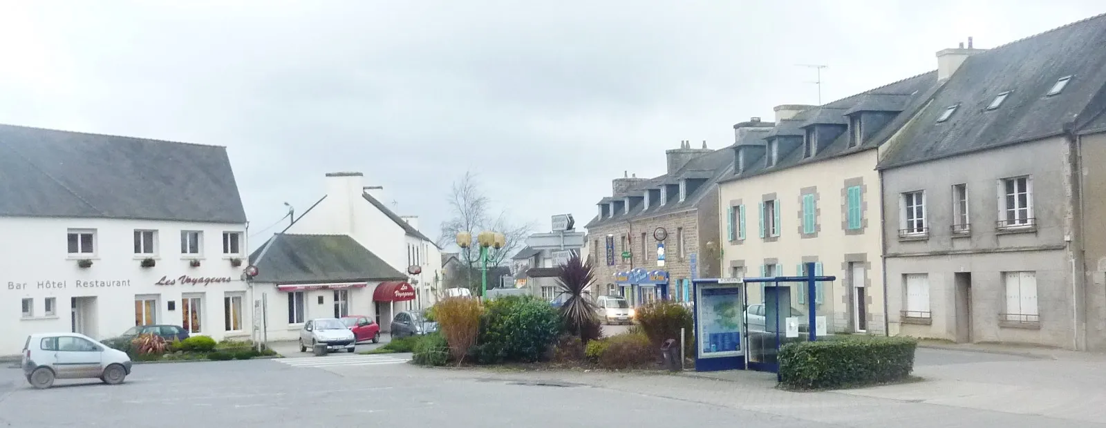 Photo showing: Plounéventer : la place principale devant l'église paroissiale