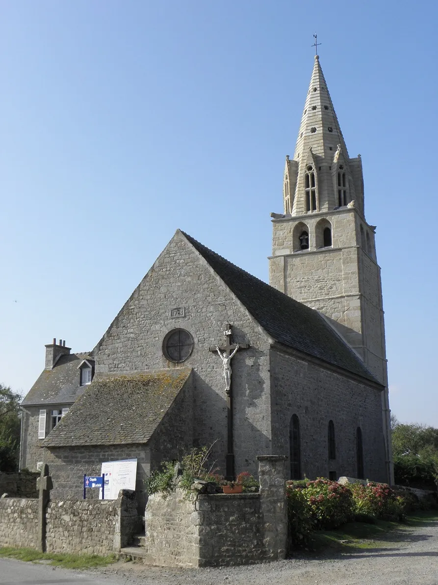 Photo showing: Chevet et flanc nord de la chapelle de Lochrist-an-Izevel en Plounévez-Lochrist (29).