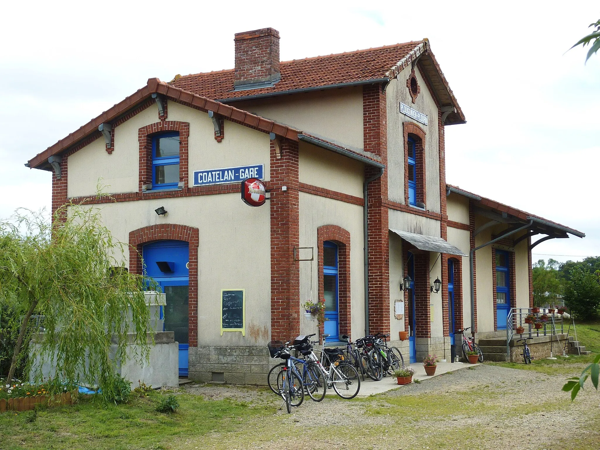 Photo showing: Plougonven-Plourin-les-Morlaix: l'ancienne gare de Coatelan, désormais café de la gare (fermé en 2014)