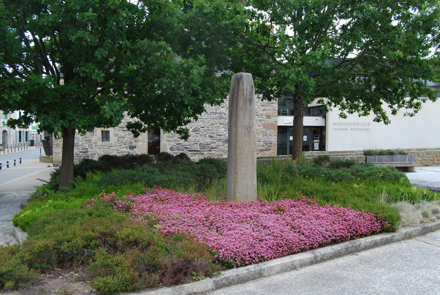 Photo showing: The Plourin-lès-Morlaix menhir was stele from La Tène culture.