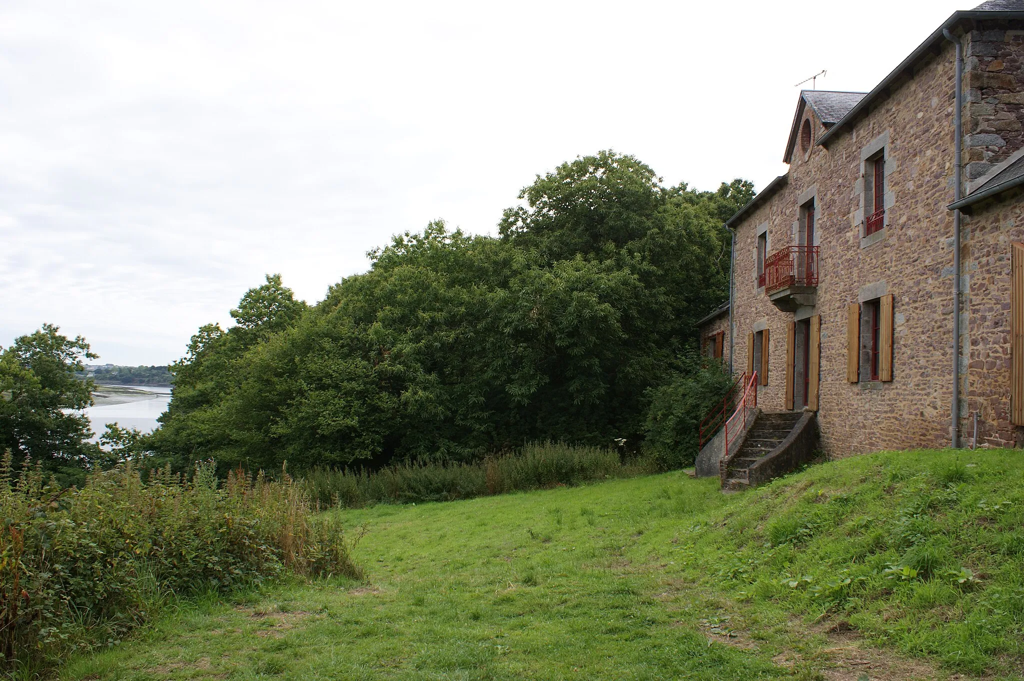 Photo showing: La façade sur le Trieux du manoir de Traou-Nez à Plourino. Situé à côté de la halte de Traou-Nez.