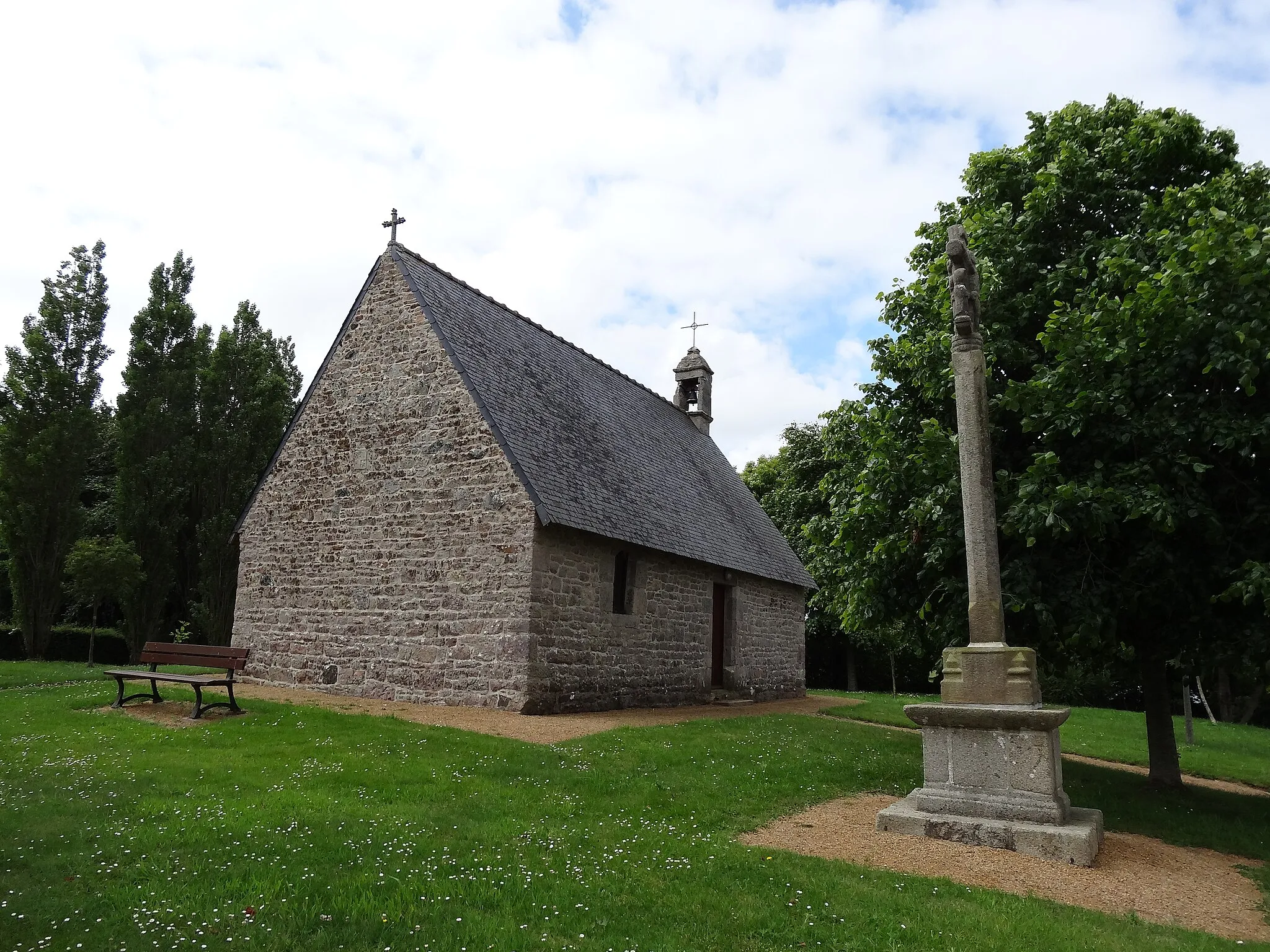 Photo showing: La chapelle Saint-Michel et son calvaire datent tous deux du XVIIIe siècle
La chapelle a été restaurée au XXe siècle