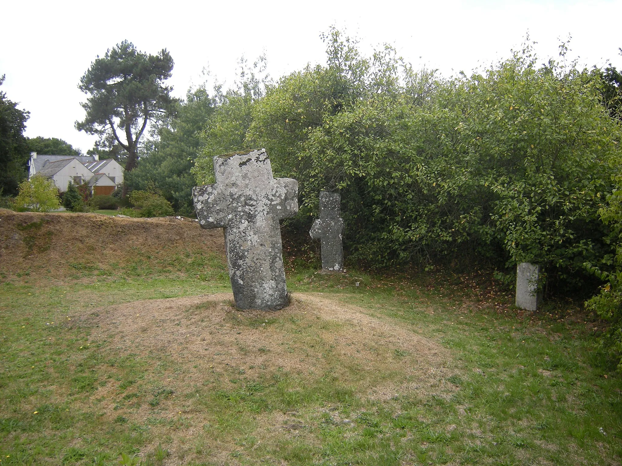 Photo showing: Les deux croix médiévales de Plourivo, rue Alain Barbetorte, Plourivo, France