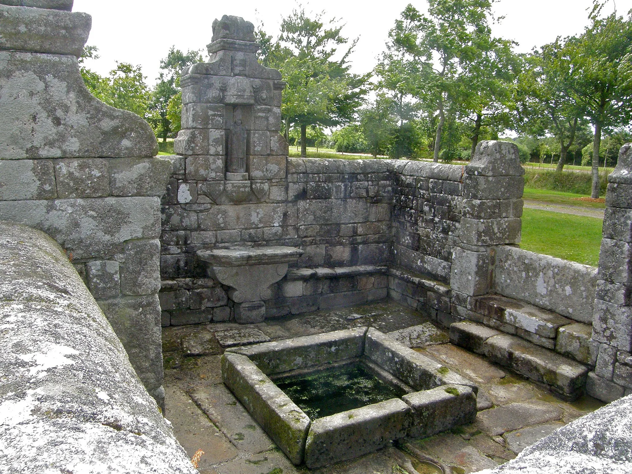 Photo showing: La fontaine de Saint-Jaoua, près de la chapelle du même nom à PLOUVIEN.
