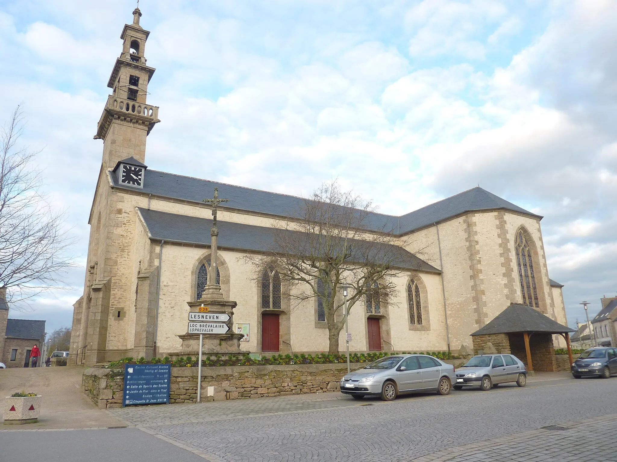 Photo showing: Plouvien : l'église paroissiale Saint-Pierre-et-Saint-Paul : vue d'ensemble