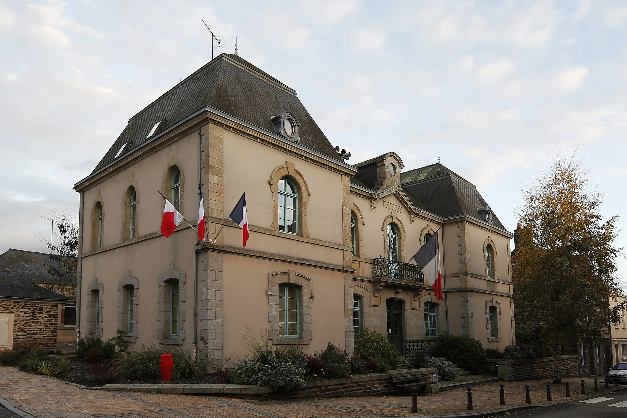 Photo showing: Mairie de Retiers.