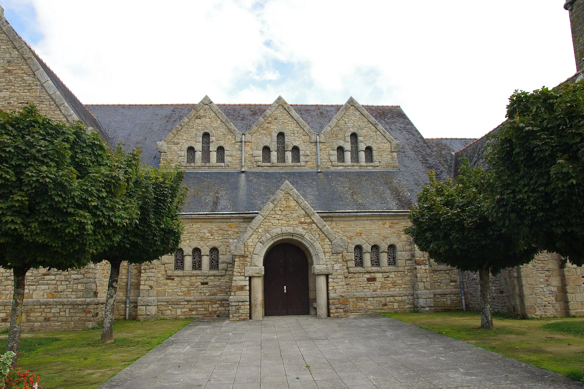 Photo showing: Architecture néo-romane datant de la Reconstruction