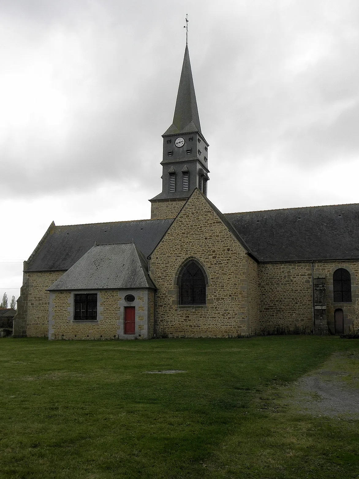 Photo showing: Extérieur de l'église Sainte-Anne de Romagné (35). Flanc nord.