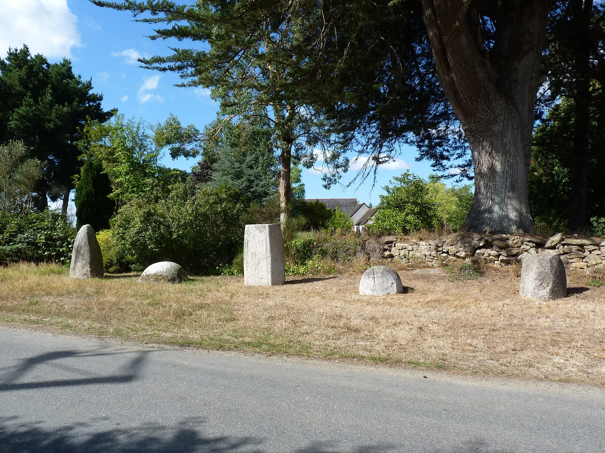 Photo showing: Stèles découvertes dans les champs avoisinants et exposées en bordure de route.