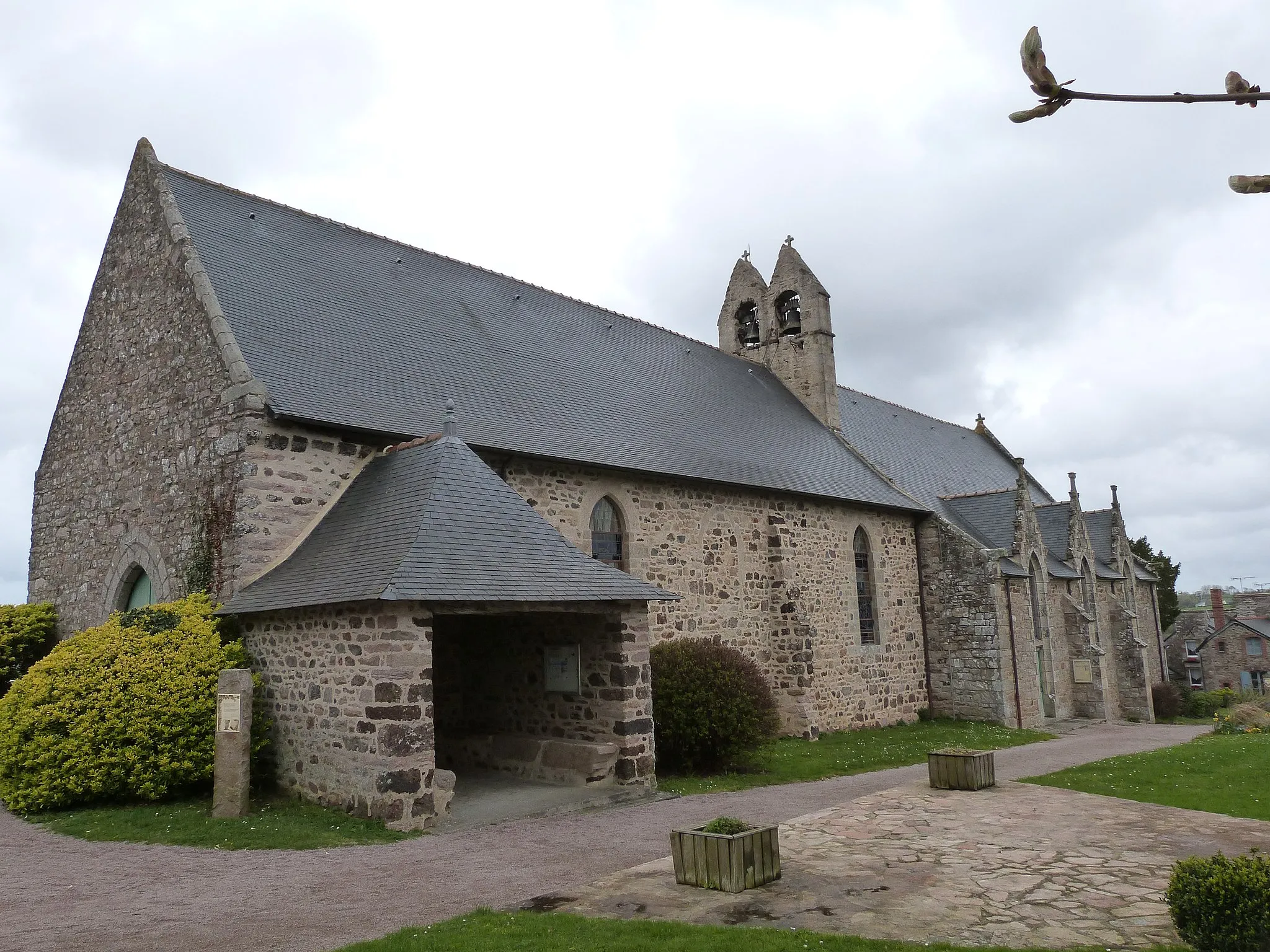 Photo showing: Façade sud avec porche de l'église Saint-Alban à Saint-Alban (Côtes-d'Armor)