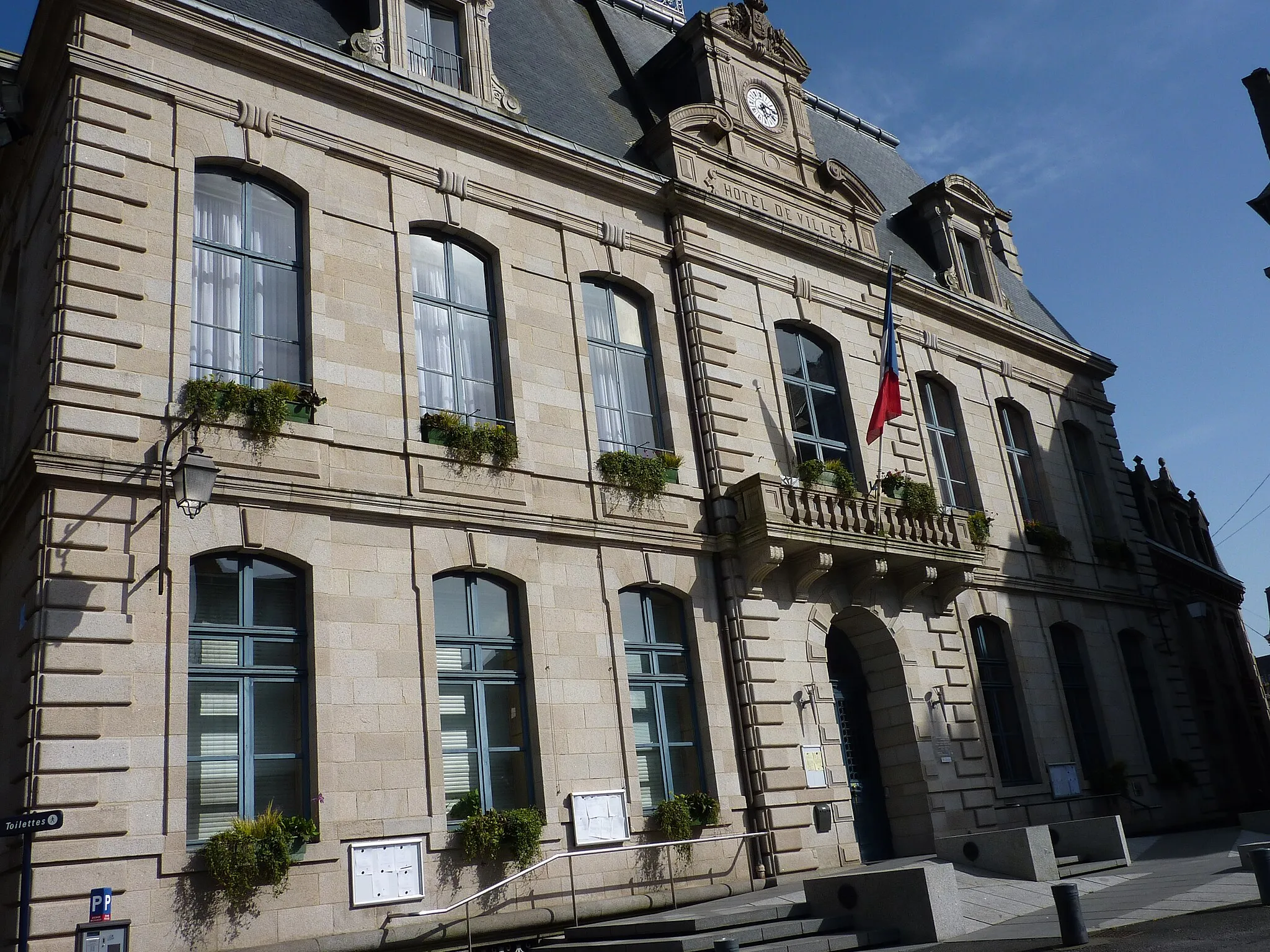 Photo showing: Hôtel de ville de Saint-Brieuc depuis la place du Général-de-Gaulle.