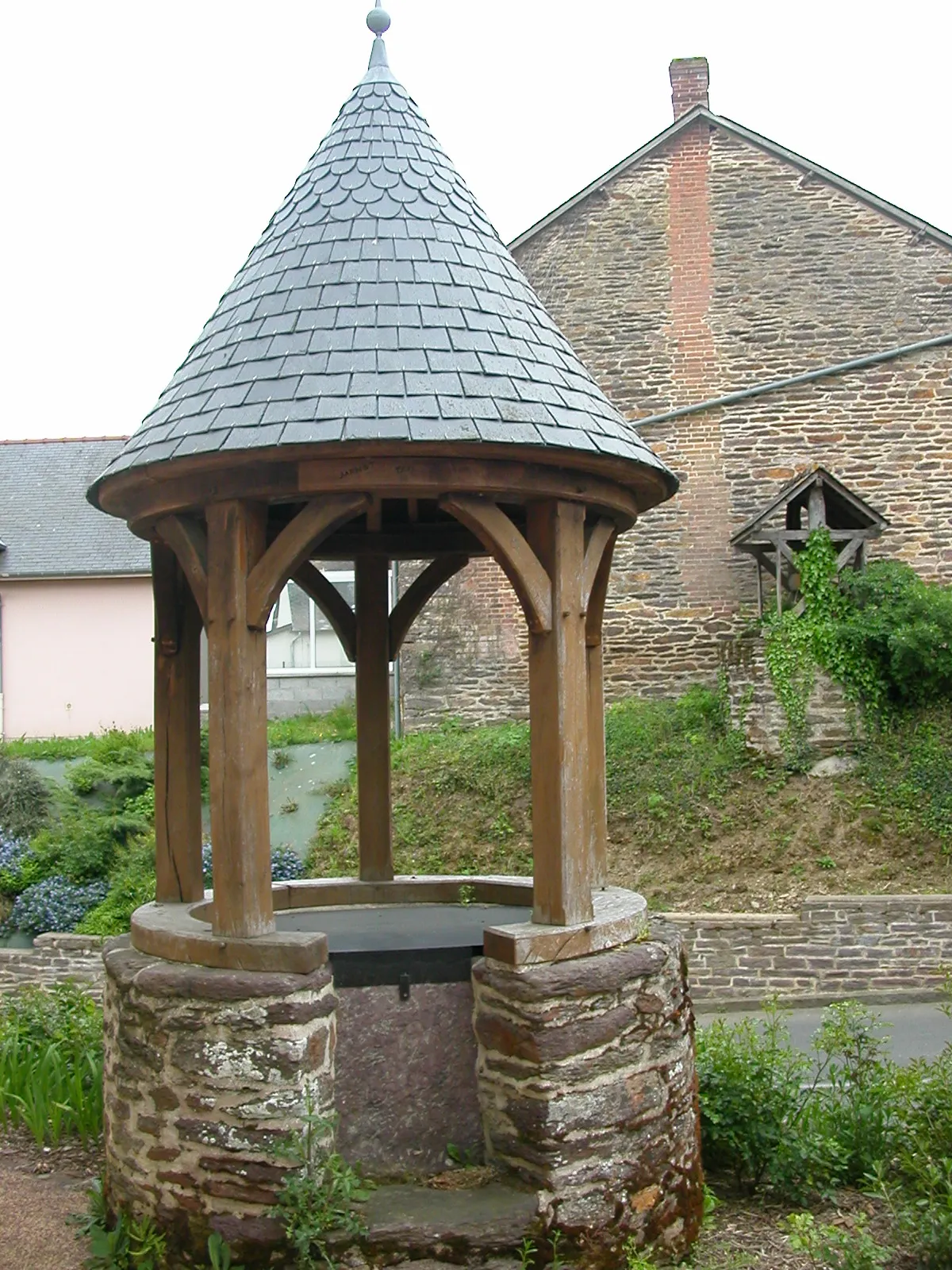 Photo showing: Water wells in the center of Saint-Erblon