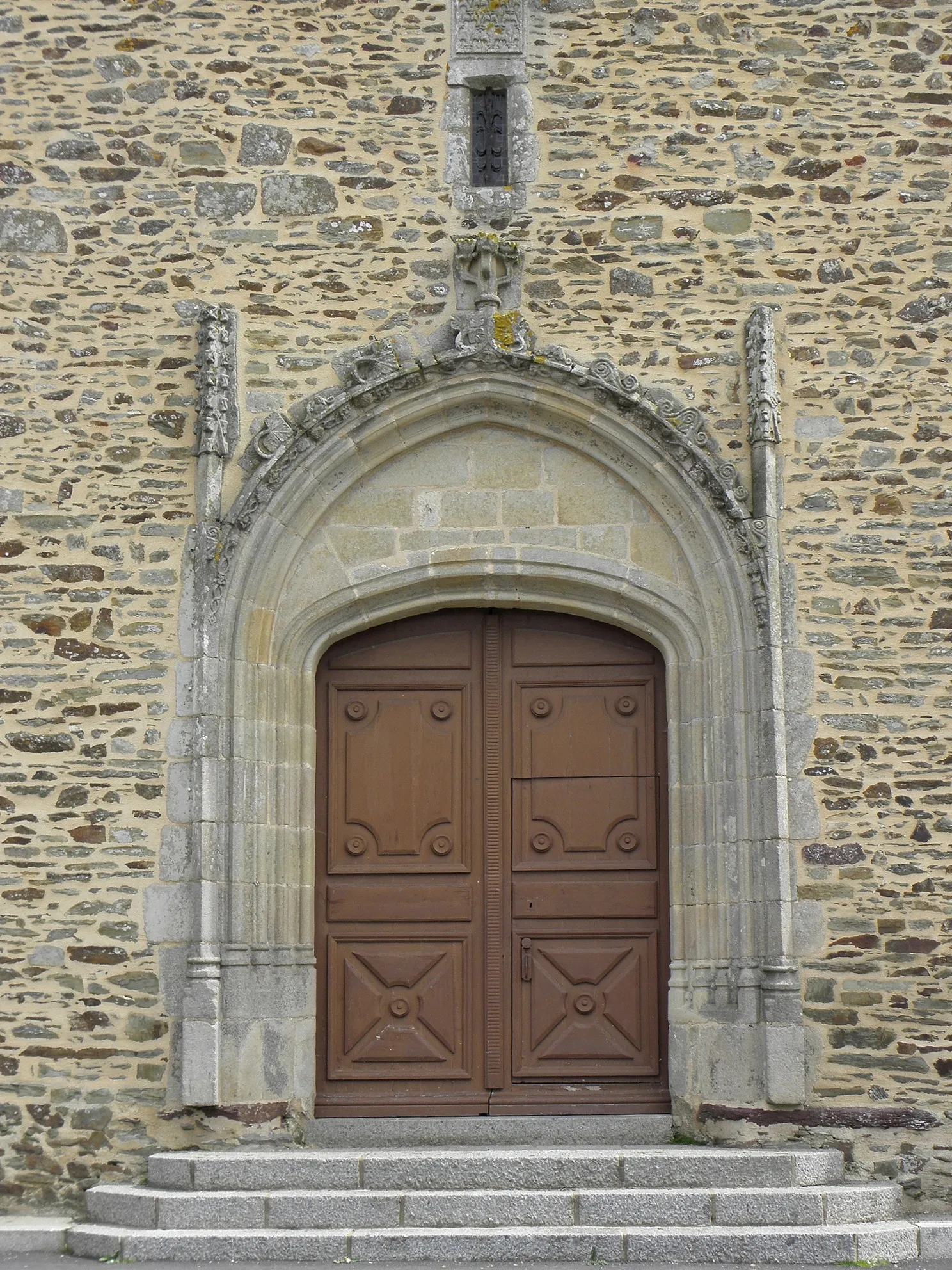 Photo showing: Extérieur de l'église Saint-Gilles de Saint-Gilles (35). Façade occidentale. Portail.