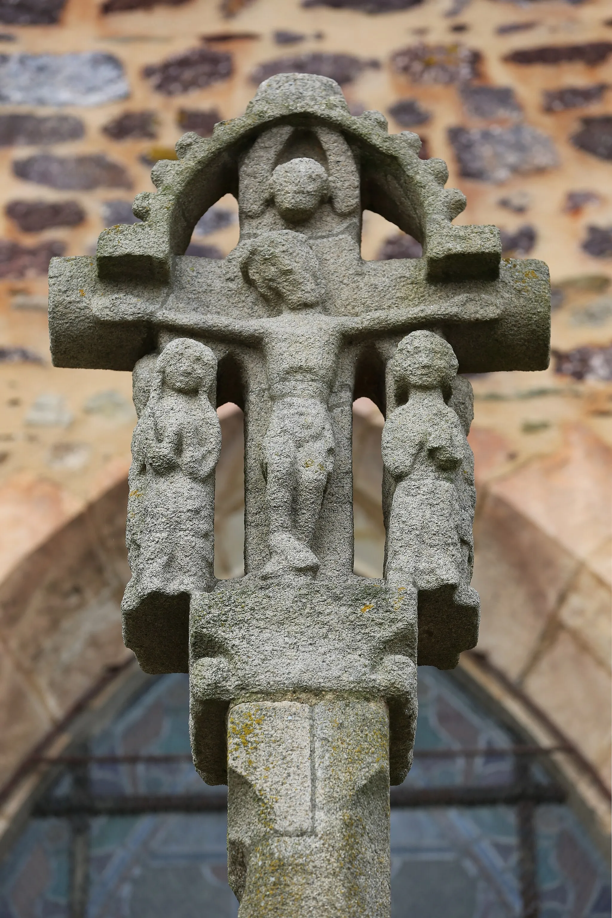 Photo showing: Ancienne croix de cimetière de Saint-Gilles, désormais installée sur la façade sud de l'église Saint-Gilles.