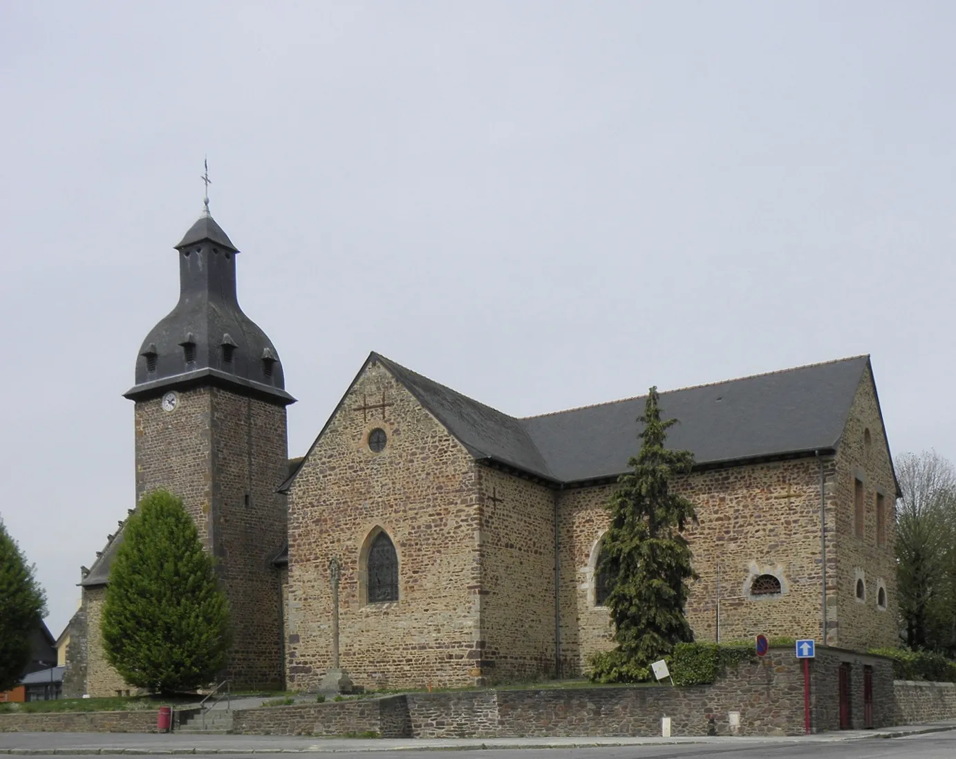 Photo showing: Extérieur de l'église Saint-Gilles de Saint-Gilles (35). Vue méridionale.