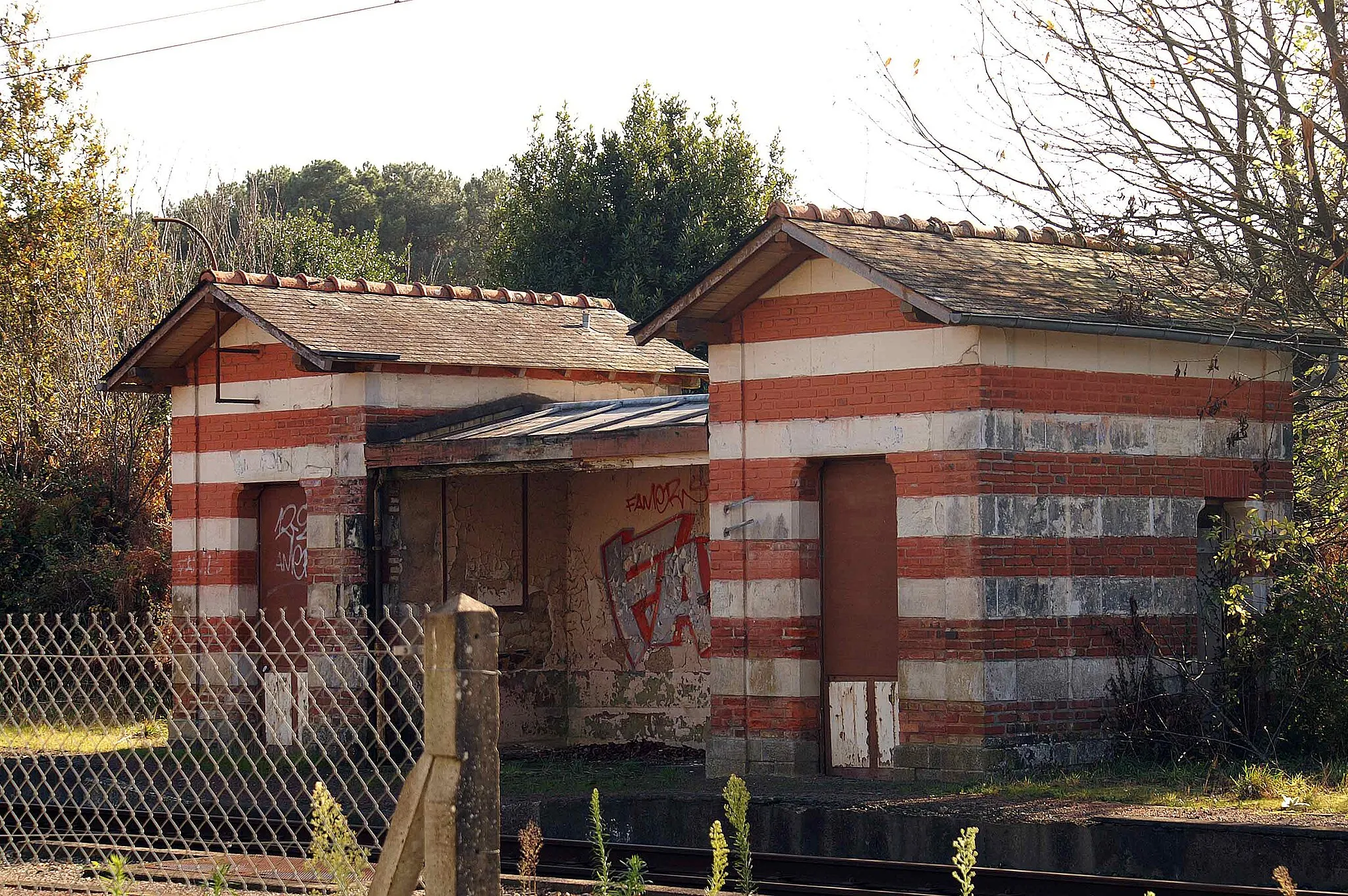 Photo showing: L'abri de quai d'origine, tagué, de l'ancienne gare de Saint-Jacut-les-Pins.