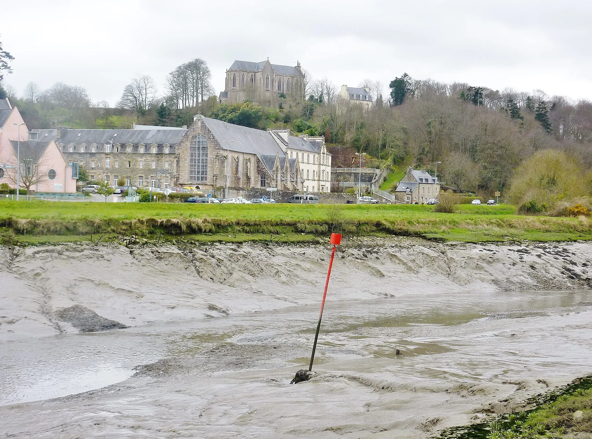 Photo showing: Saint-Martin-des-Champs (Finistère) : la Rivière de Morlaix (à marée basse), le couvent Saint-François de Cuburien et (en haut) l'église Notre-Dame de La Salette