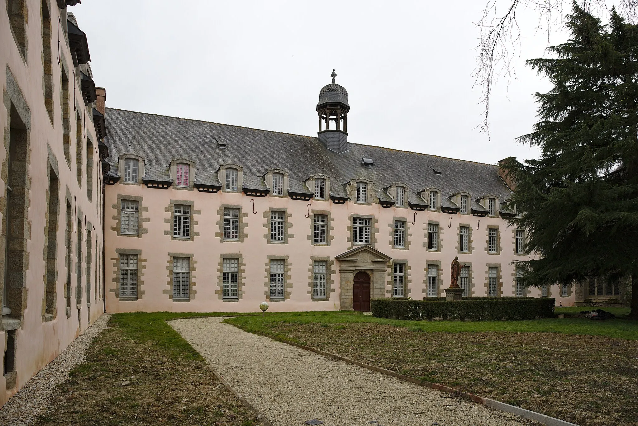 Photo showing: This building is inscrit au titre des monuments historiques de la France. It is indexed in the base Mérimée, a database of architectural heritage maintained by the French Ministry of Culture, under the reference PA00090875 .