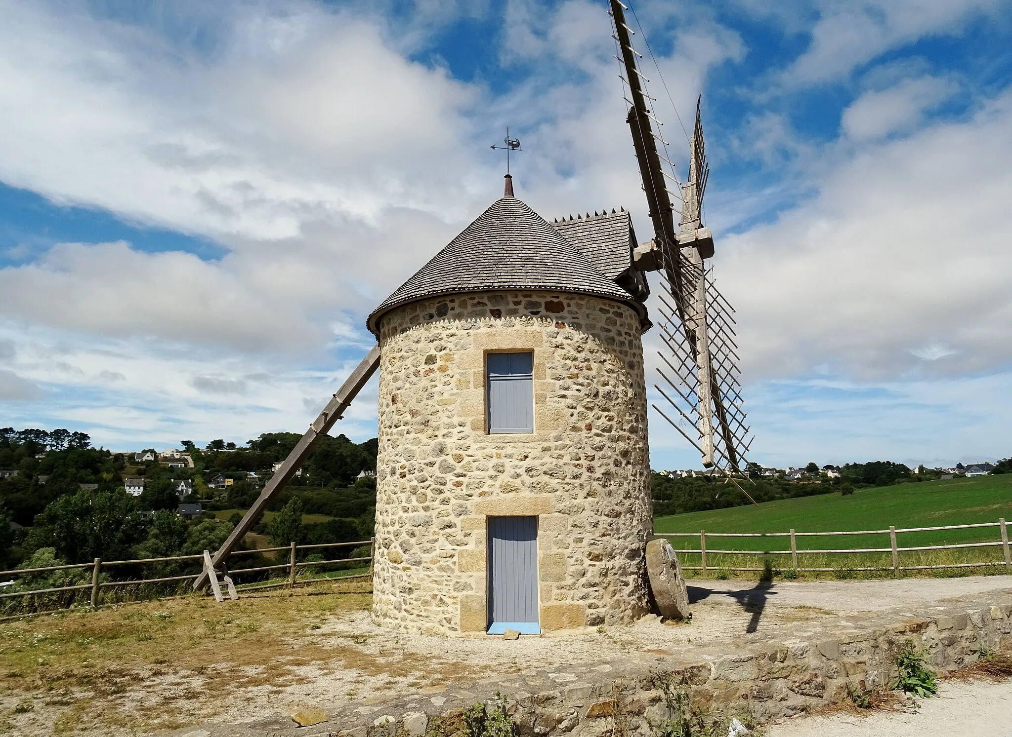 Photo showing: Telgruc-sur-Mer ːle moulin de Luzeoc (restauré).