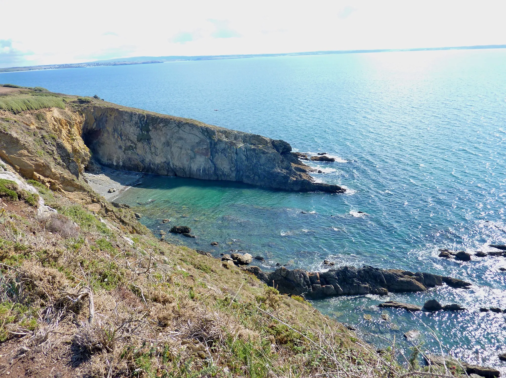 Photo showing: Telgruc-sur-Mer : Falaises et crique au sud du hameau d'Elléouët (entre la pointe du Bellec et la grève de Porslous)