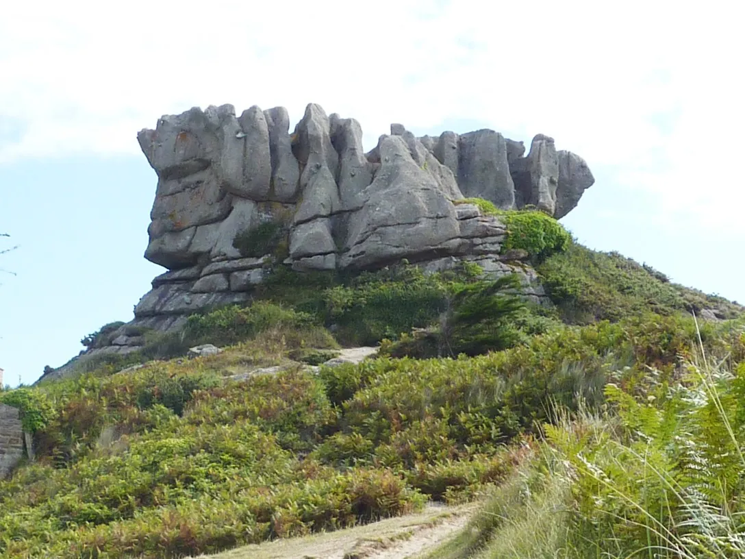 Photo showing: Rocher du Roi Gradlon dominant la plage de la grêve blanche