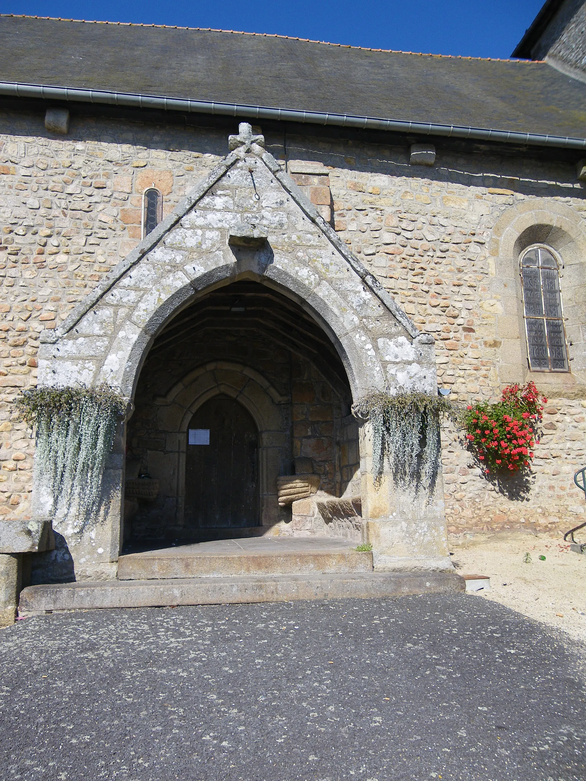 Photo showing: entrée laterale de l'eglise de tremblay
