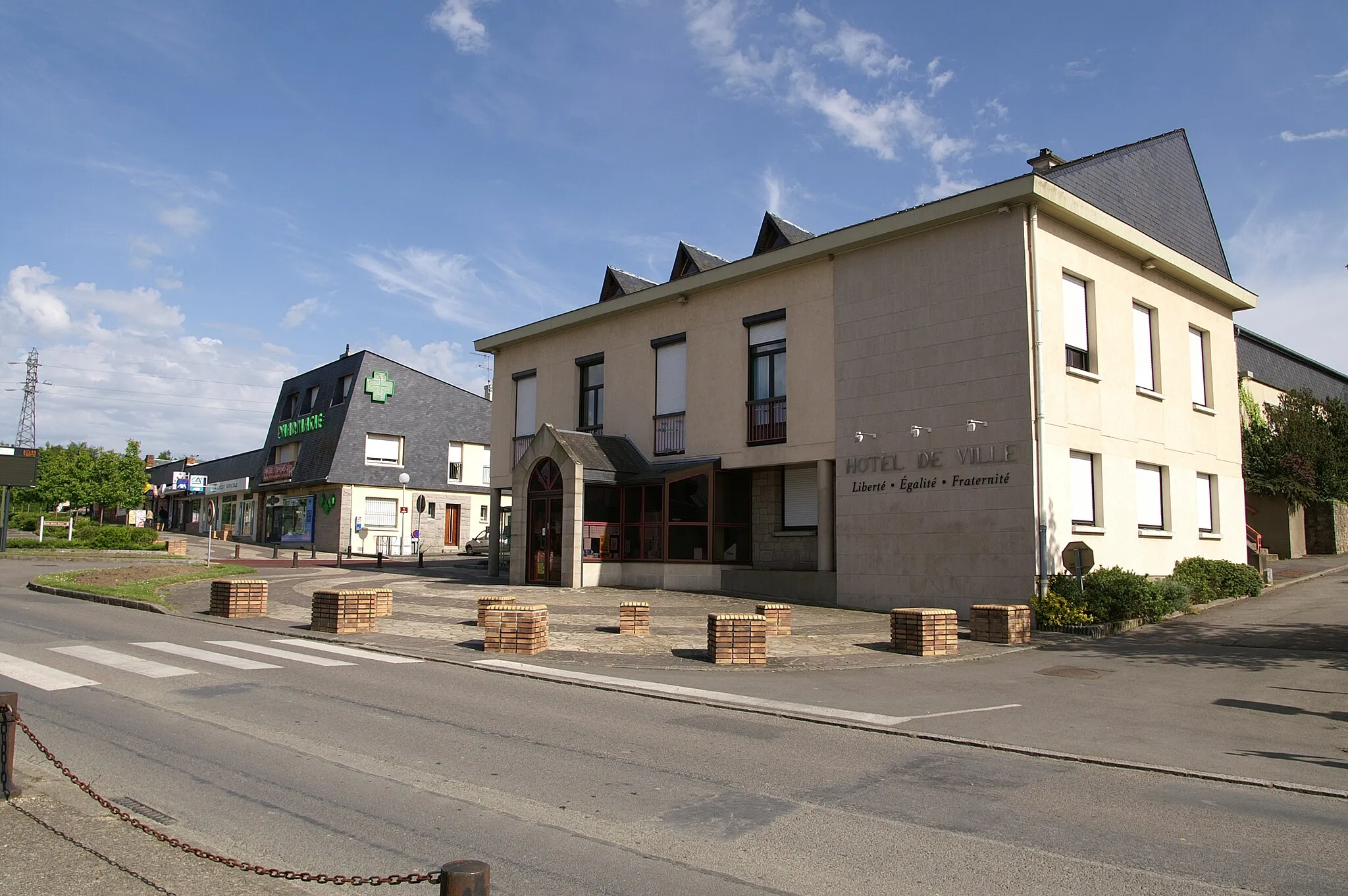 Photo showing: Centre-ville et hôtel de ville de Vezin-le-Coquet.