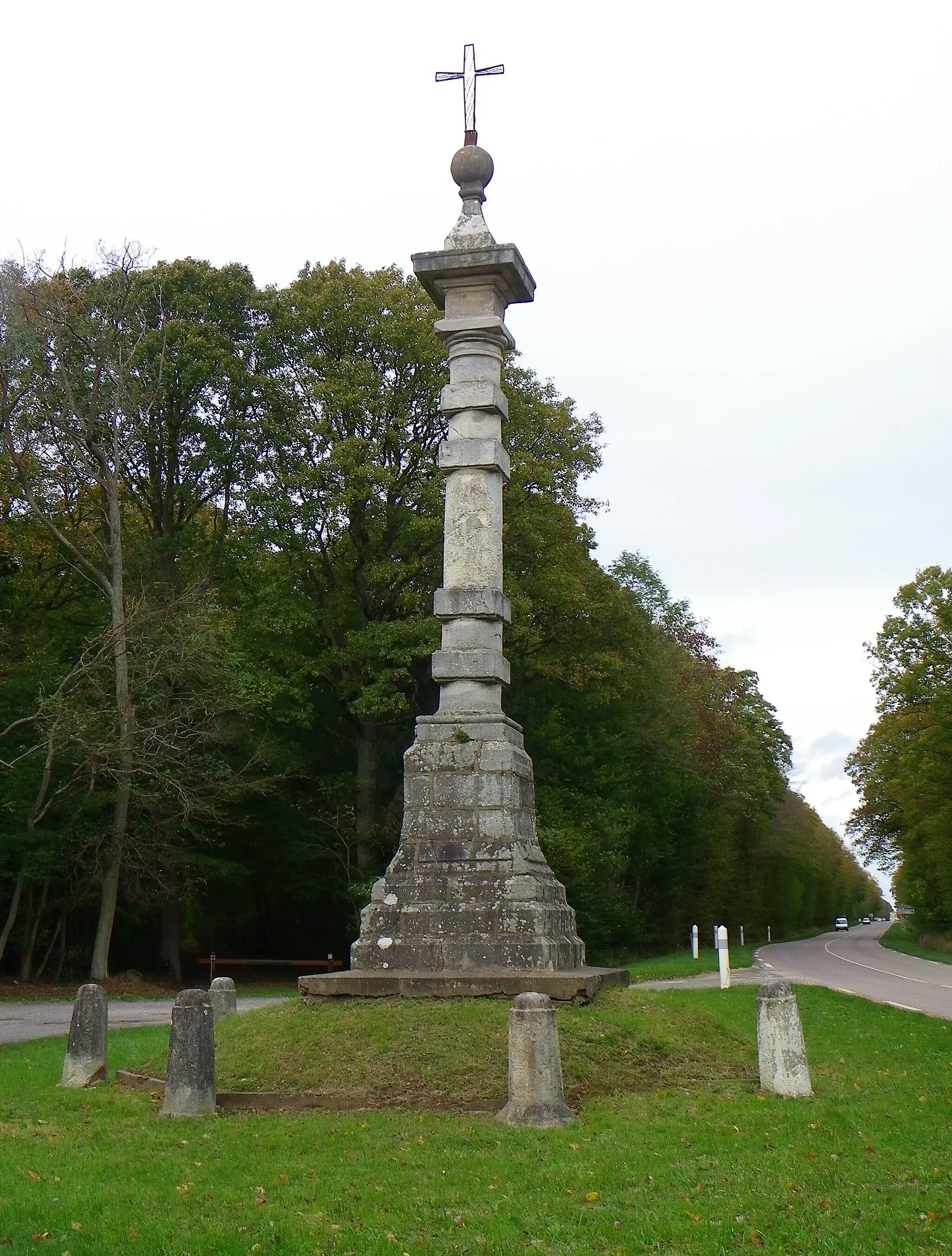 Photo showing: Croix du Carré, in the forest of Dreux (France) on the road D928 from Dreux to Anet (Eure-et-Loir department).