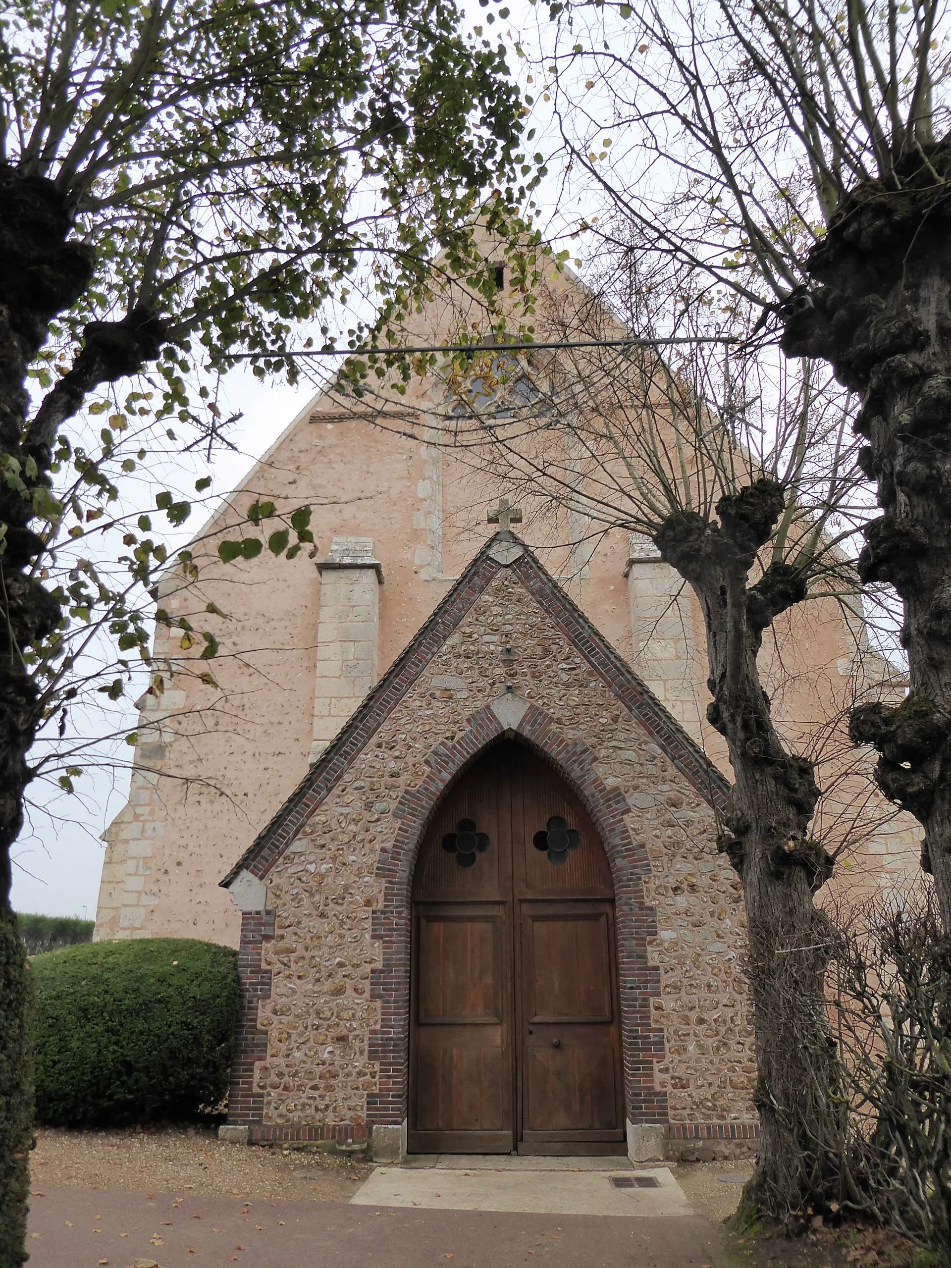 Photo showing: Façade ouest de l'église d'Amilly, Eure-et-Loir, France.