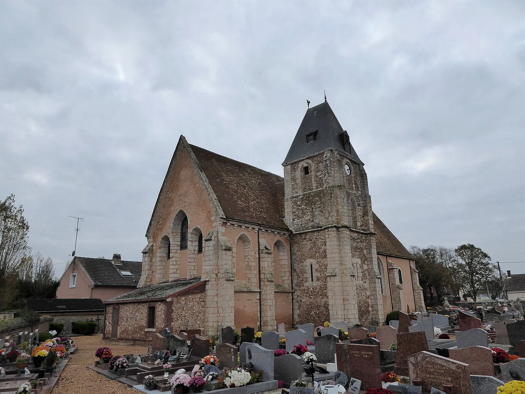 Photo showing: L'église entourée de son cimetière, Amilly, Eure-et-Loir, France.