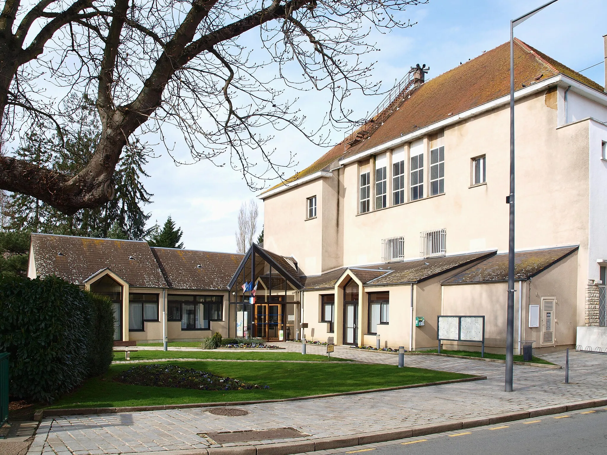 Photo showing: Ardentes (Indre, France) , la mairie.