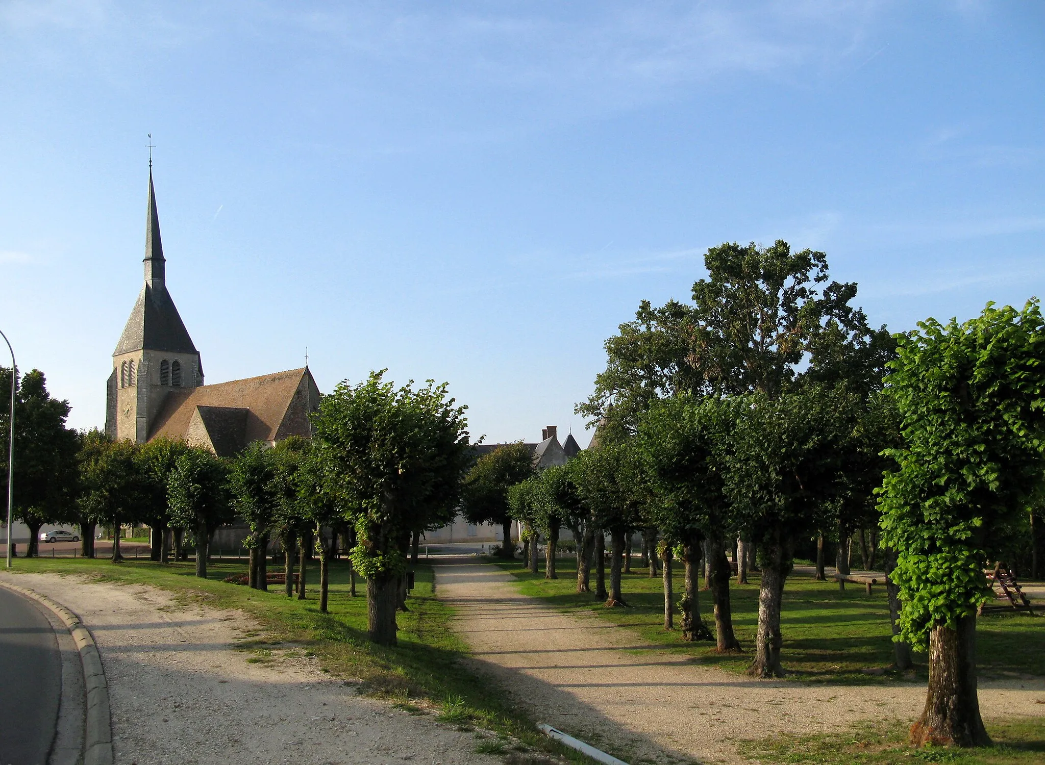 Photo showing: Argent-sur-Sauldre (Cher, France) -
La Place de l'Abbé Lauzier et l'église.
Vue depuis la Rue Nationale (route départementale D940), en direction du Nord.
.