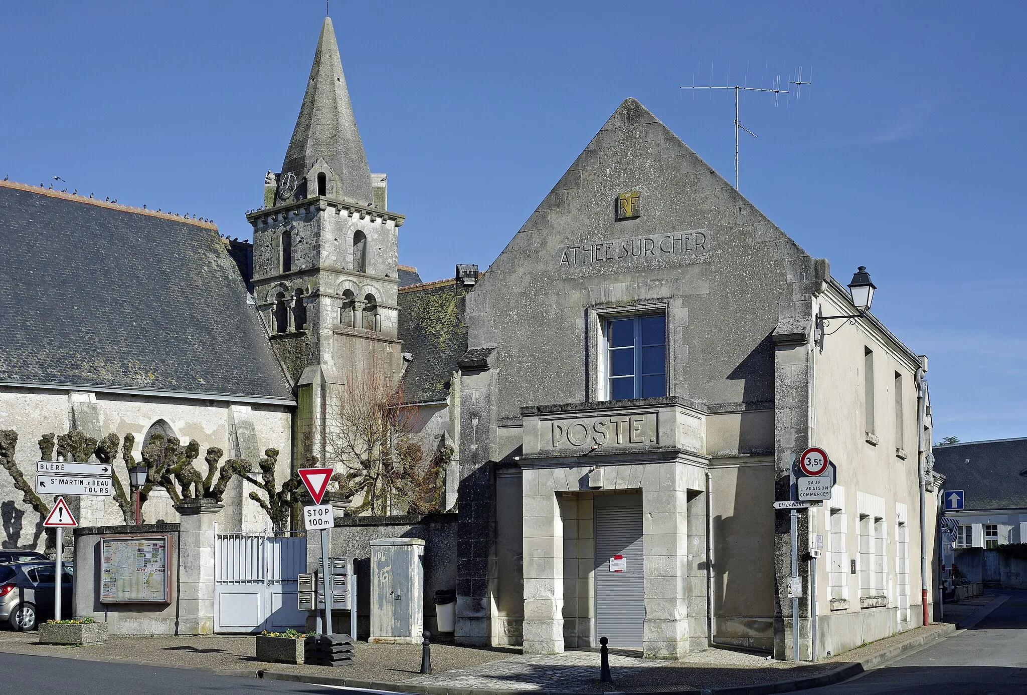 Photo showing: Athée-sur-Cher (Indre-et-Loire) L'ancien bureau de poste d'Athée-sur-Cher, avec son curieux porche et ses lettres gravées dans la pierre. (Fin XIXe début XXe ?) Fermé depuis 2017.