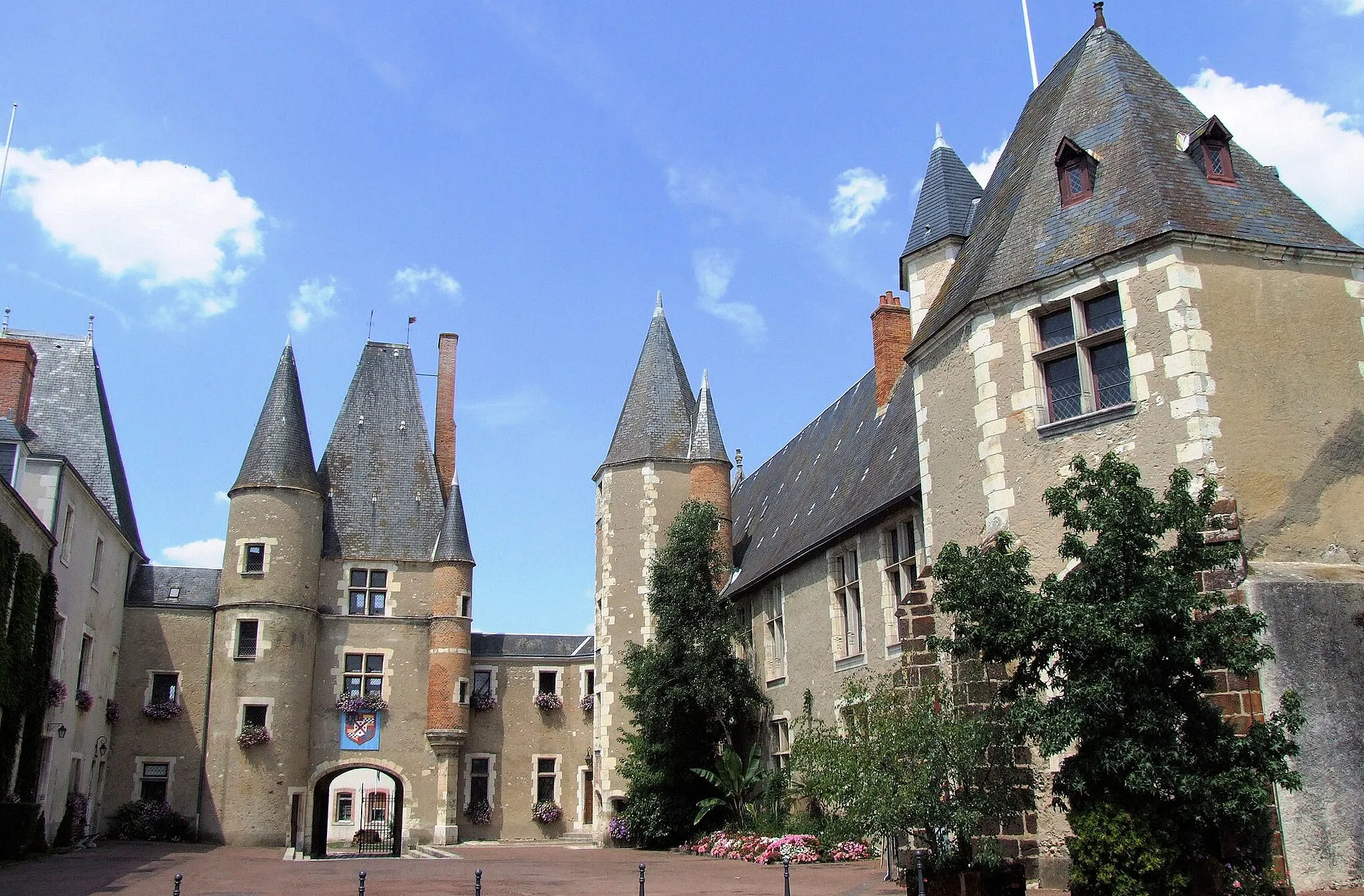 Photo showing: Aubigny-sur-Nère - Château des Stuarts - Côté cour