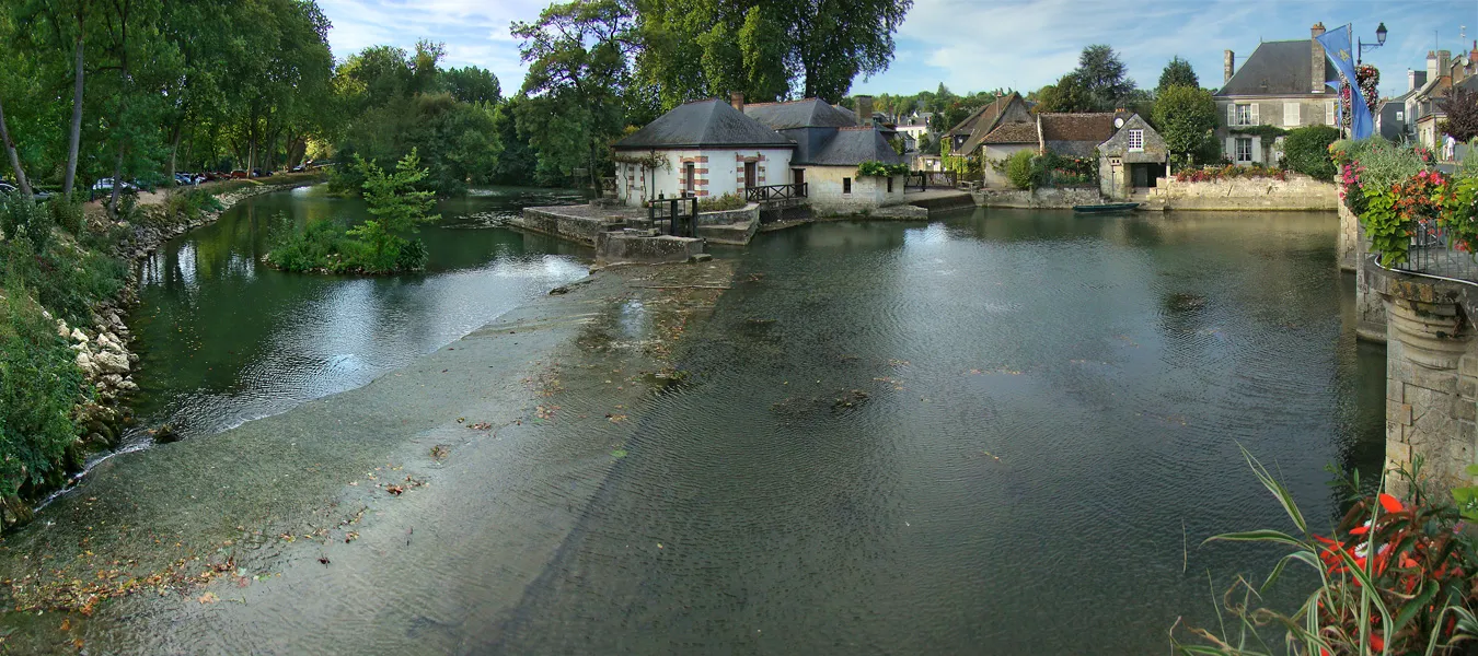 Photo showing: Azay-le-Rideau, Indre-et-Loire, Centre, France. Late afternoon on the shore of the Indre river.