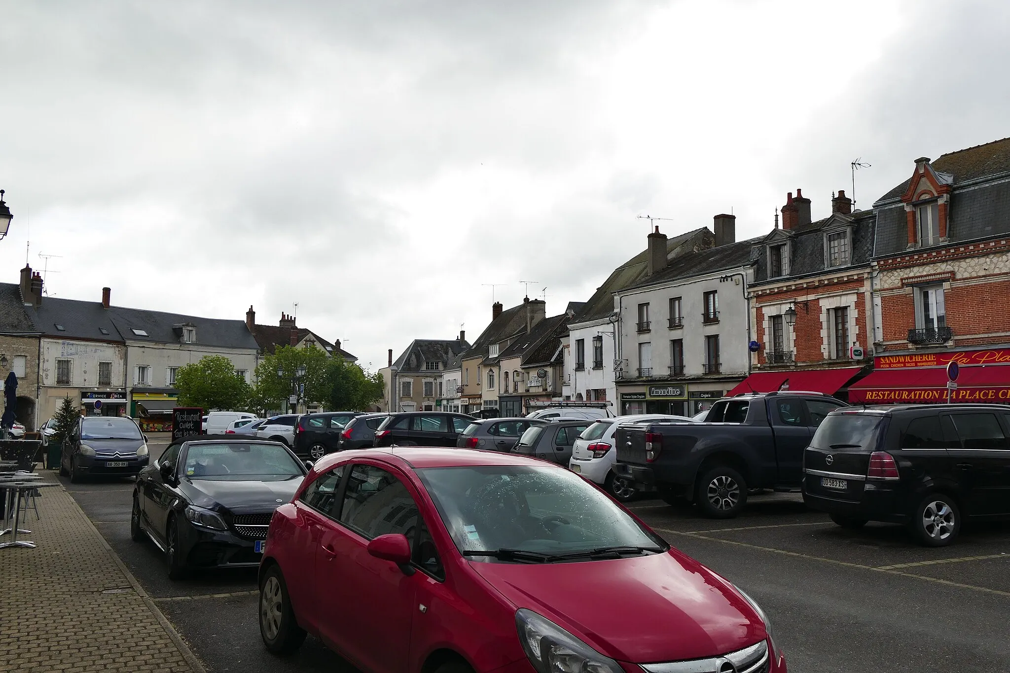 Photo showing: Place du marché in Beaune-la-Rolande (Loiret, Centre-Val de Loire, France).