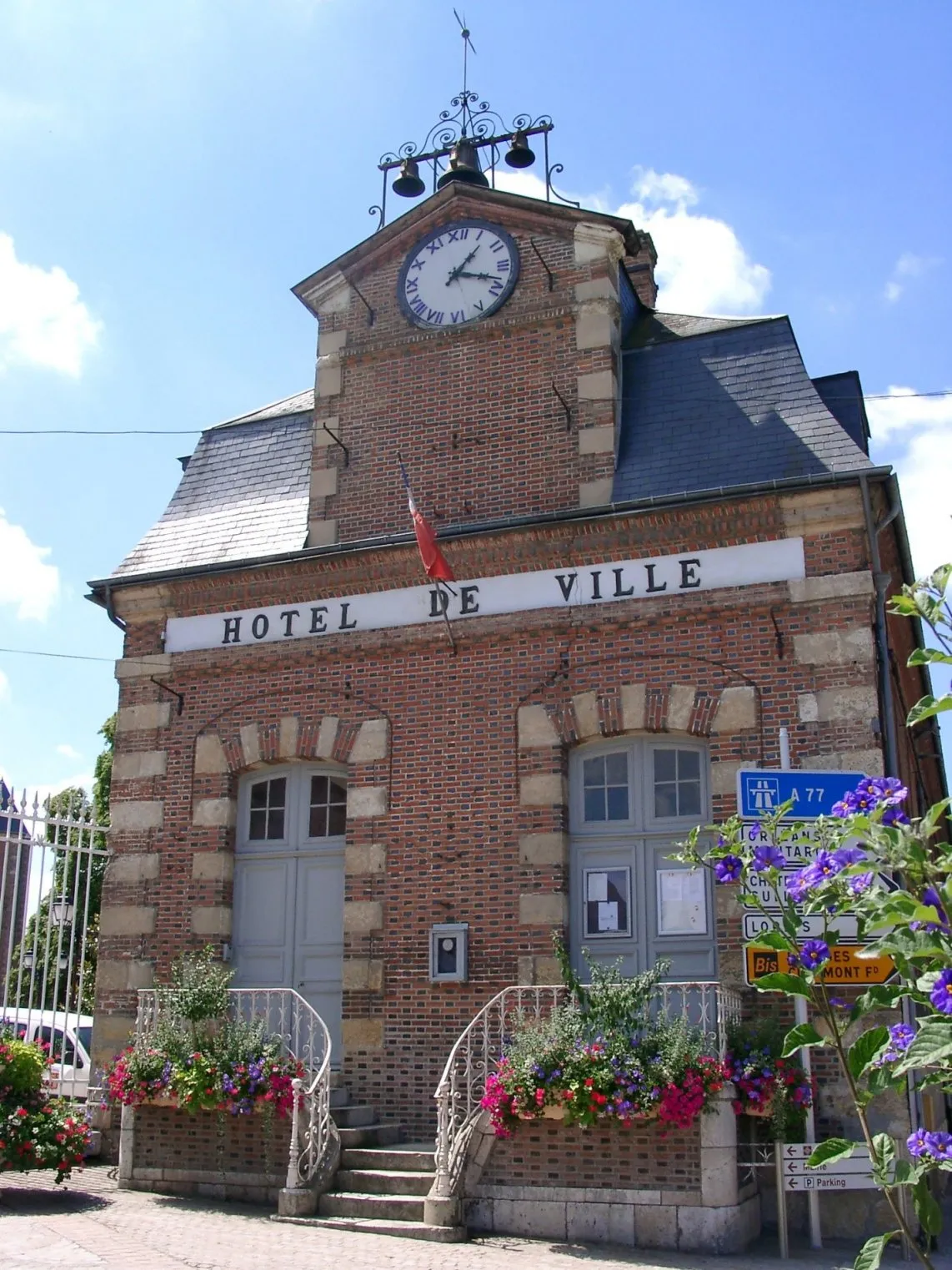 Photo showing: Mairie de Bellegarde-du-Loiret