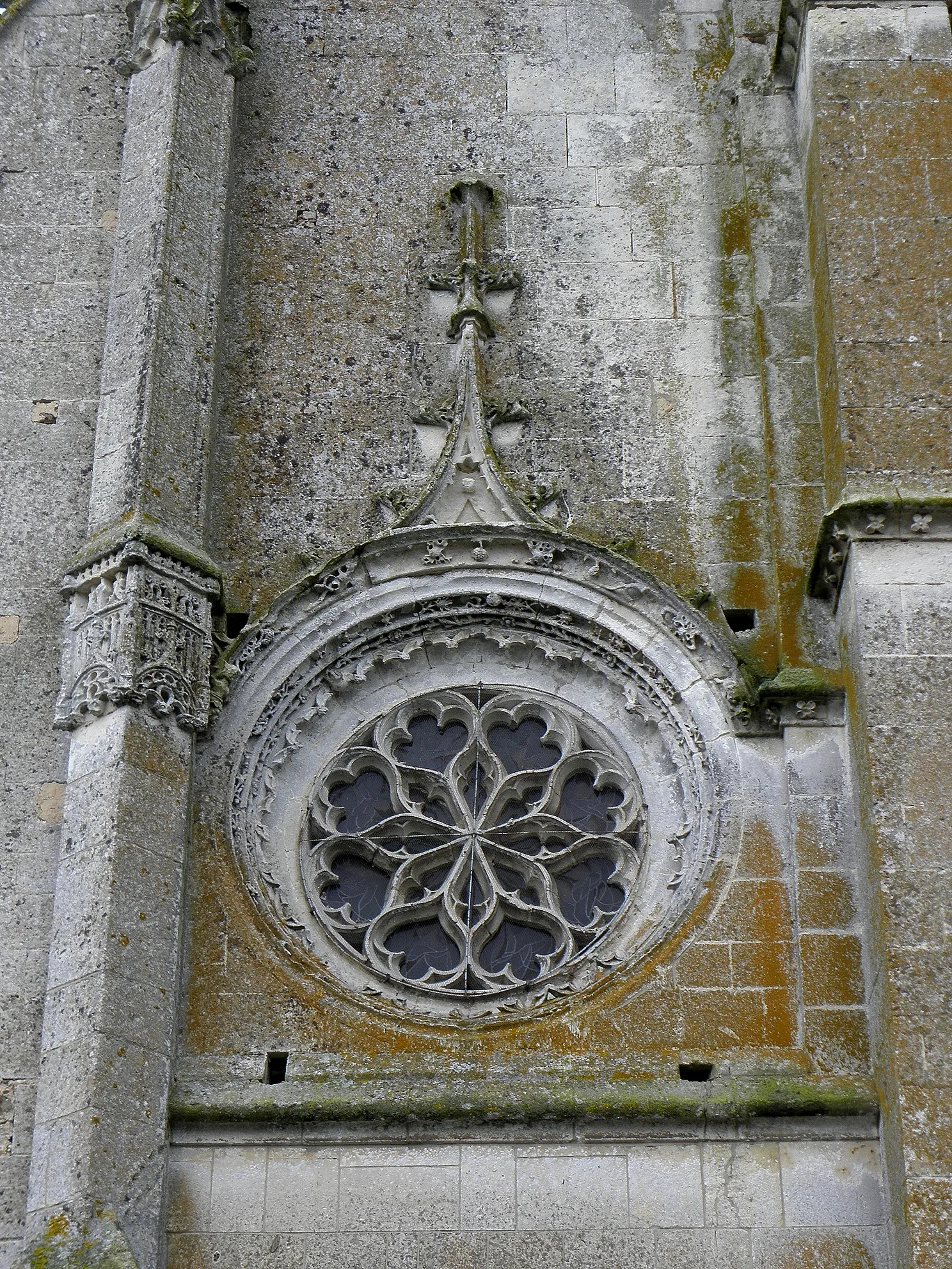 Photo showing: Extérieur de l'église Saint-Nicolas de Brezolles (28). Façade occidentale. Rose.